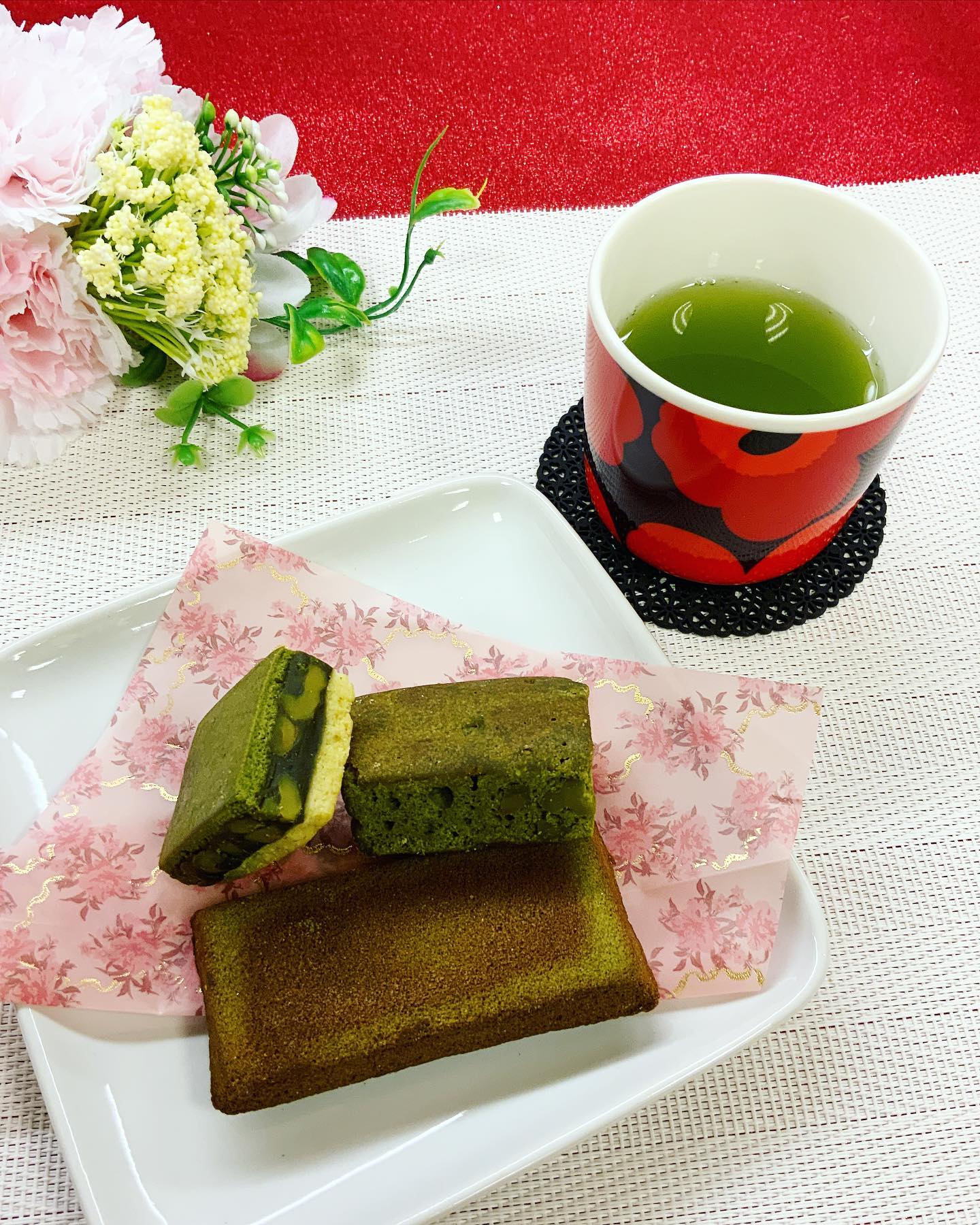 春芳茶園のお菓子達︎今…、とっても大人気です新たに加わった３種類のお菓子を楽しめる「抹茶スイーツBOX」春芳茶園定番の一番人気お菓子「茶々クッキー」クッキーについで大人気のお茶クリームたっぷり「茶々ダックワーズ」どれもこれもオススメのお茶に合うお菓子です♪贈り物用にも大人気自分用のとっておきお菓子にもオススメですティータイムを彩る美味しい抹茶スイーツです。ぜひご賞味ください