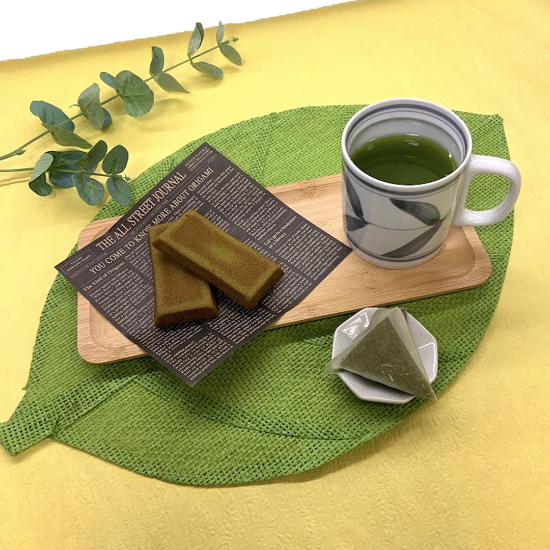 今日も一日お疲れ様です。今日も一日温かくていよいよ冬も終わりって感じでしたね。皆様はもう春芳茶園の「限定新茶予約販売」のカタログはご覧いただけましたでしょうか？多くの方にご予約をいただいておりますが、まだ決めかねているお客様、ご覧になられていないお客様は、ぜひ１本からの気軽なご予約を承っております。「限定新茶予約販売」は新茶の時期になっても、お店には並ばない特別なお茶、特別な価格になっているため、事前のご予約が必要です。「限定新茶予約販売」には新茶を使った緑茶のティーバッグもご用意しております。この新茶ティーバッグはお店よりも先に【先行販売特別価格】でご用意させていただきます。普段からお茶をティーバッグでお飲みいただいている方にも気軽に旬の時に新茶体験をしていただきたく、毎年ご用意しております。お急須やポットで使う緑茶ティーバッグから湯呑、マグカップ用の紐付き緑茶ティーバッグまでございますので、贈り物にもおすすめです。「限定新茶予約販売」をご注文の方に限り、【急須・ポット全品２０％OFF】特典もございますので、ぜひこの機会に春芳茶園のおすすめ急須で新茶をお飲みいただくのはいかがでしょうか？※【急須・ポット全品２０％OFF】にはクーポンコードが必要になりますので、ご注意ください。「限定新茶予約販売」のページにございます。