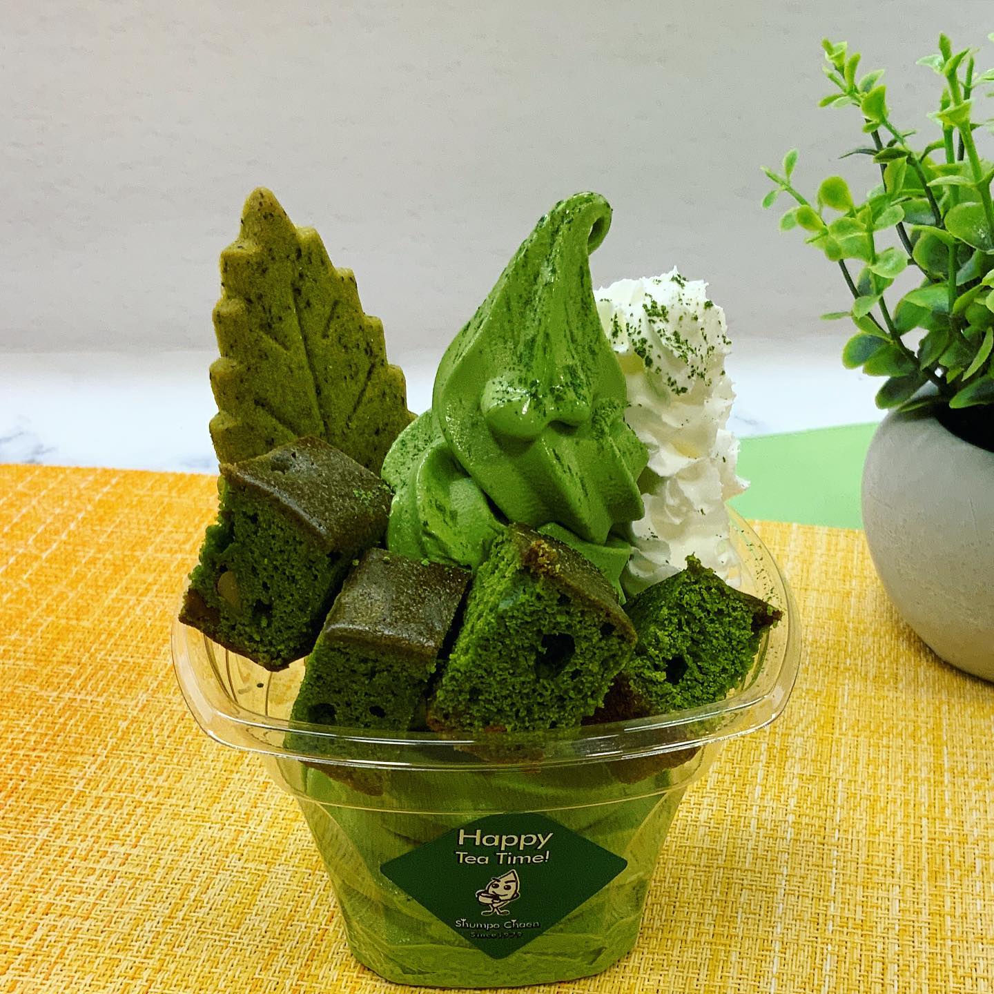 しゅんぽうカフェ新メニューの、『抹茶ブラウニーパフェ』680円発売開始してもうすぐ1ヶ月︎嬉しいことに沢山の方に召し上がっていただき嬉しい限りですアクセントにホイップクリームを加え、お茶づくしの緑きれいなボリューム満点メニューですこのメニューのメインでもある抹茶ブラウニーはお家で召し上がる事が出来ます抹茶とほうじ茶セットになったブラウニーBOXそのままではもちろんのこと、お家でも美味しくアレンジして、楽しまれるのもオススメです