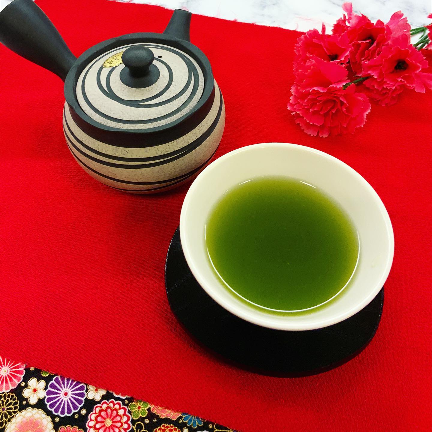 予約限定新茶は母の日ギフトにもおすすめです5月14日は母の日です摘みたての新茶をぜひギフトにいかがでしょうか？『匠の箱詰』三大産地の飲み比べができる、お茶好きな方にも、お茶を気軽に楽しみたい方にも皆さまに楽しんでいただきたいセットとなっております♪4月26日までの限定予約での販売ですぜひご予約お待ちしております