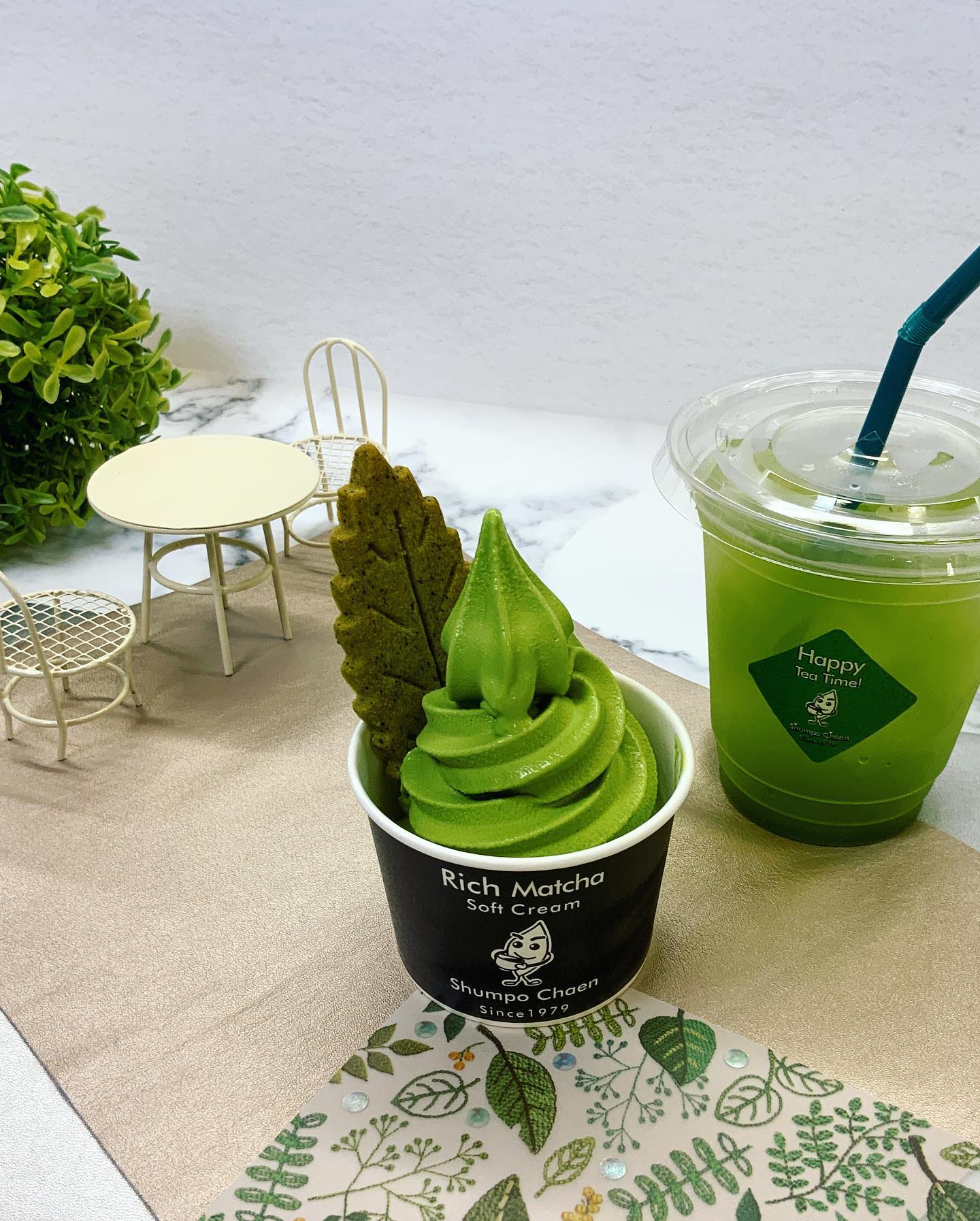 週末のしゅんぽうカフェは賑やかです本日の人気No.1はやっぱり『濃厚抹茶ソフト』です♪ドリンクと一緒のお得なセットもありますのでぜひどうぞそして、春夏限定のフローズンドリンクも復活しております︎ソイラテベースでお作りしたシャリっと冷え冷えクリームたっぷりのスッキリドリンクです🥤そして、ボリューム満点の抹茶フロートも人気です♪本格アイス抹茶とソフトクリームがたっぷり楽しめるメニューとなっております。お買い物休憩にぜひ、しゅんぽうカフェご利用下さい☆
