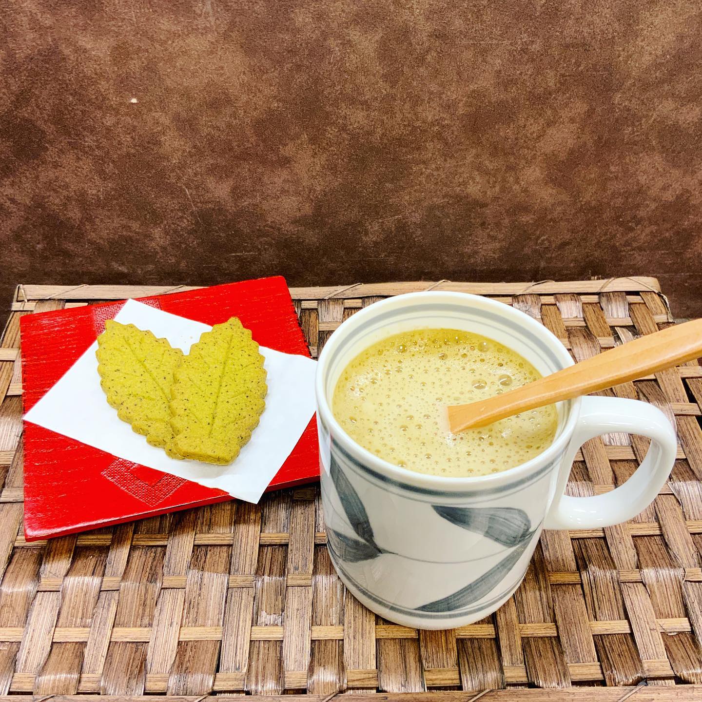 期間限定販売中の『ほうじ茶オーレ』残りわずかになりました︎香ばしいほうじ茶の香りに、ミルク&シュガー入りの優しい甘さのドリンクです♪パウダーになっているので、お湯で溶かして飲むだけ！美味しい茶々クッキーと一緒にゆっくりティータイム🫖ほうじ茶オーレは、しゅんぽうカフェでも味わえます🥤限定の味を味わうなら今です
