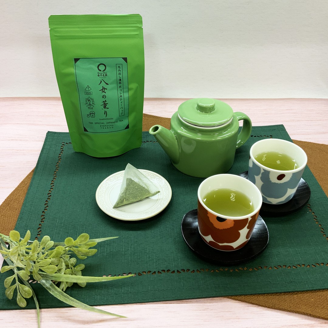 皆様はもうお飲みになられましたでしょうか？急須・ポット用緑茶ティーバッグの新商品【八女の薫り】今まで、急須・ポット用緑茶ティーバッグは静岡産のみでしたが、この度、福岡八女産の緑茶ティーバッグが仲間に加わりました。今までご用意していた【八女の雫】は紐付きティーバッグでしたが、今回の【八女の薫り】はたっぷり３５０ｍｌ抽出出来、ご家族でお飲みいただくのにおすすめです。香ばしい香りを感じる【八女の薫り】は、静岡産のもみだし濃茶緑茶ティーバッグやプレミアムひとときティーバッグとはまた違う味わいとなっております。ぜひ、緑茶ティーバッグの飲みくらべをしていただき、よりお茶を好きになっていただければと思います。