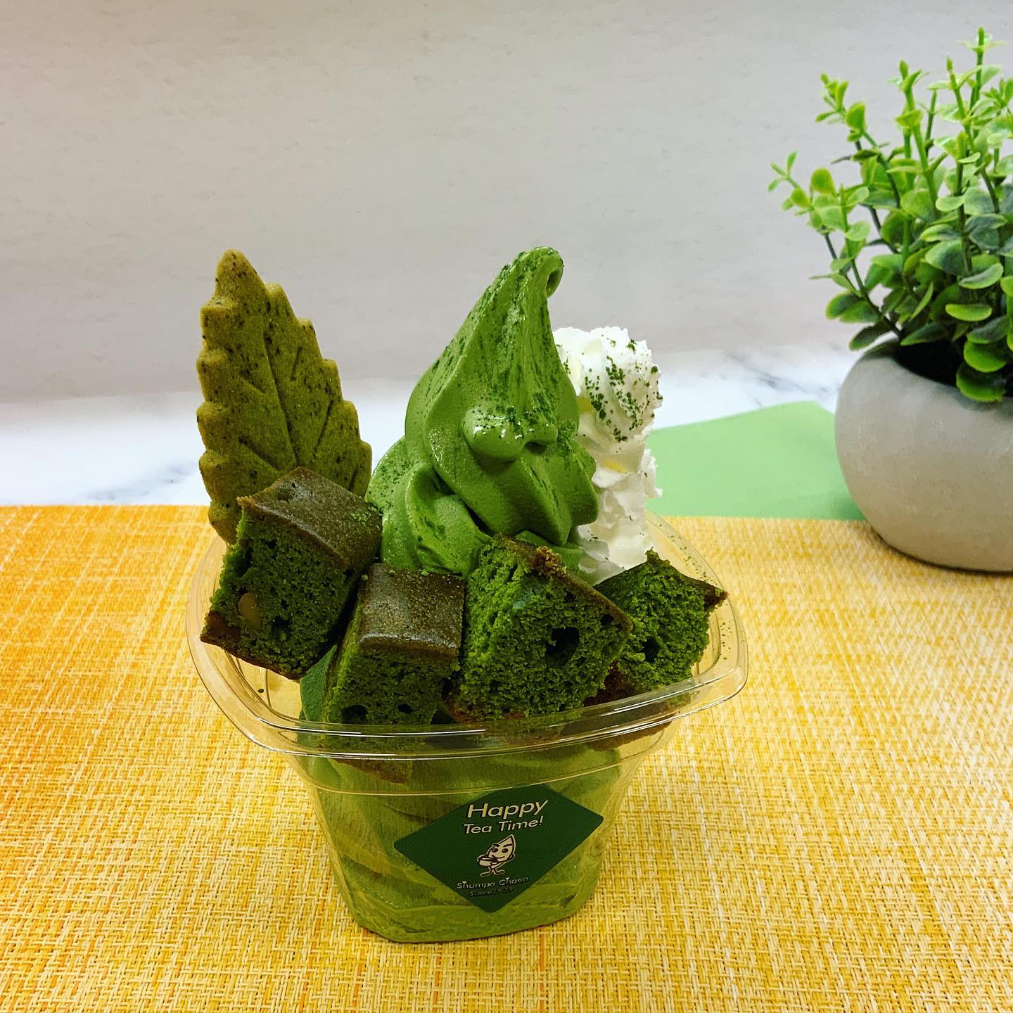 お待たせいたしまた🤗しゅんぽうカフェの『抹茶ブラウニーパフェ』復活いたしました︎抹茶だらけの贅沢パフェぜひご賞味ください♪茶々ブラウニーBOXも販売中です。お家ティータイムのおともや、贈り物にもオススメですブラウニーBOXは、抹茶とほうじ茶の２種類のお味が楽しめる商品となっております春の新生活もスタートぜひ、春芳茶園・しゅんぽうカフェでお茶好きさんを増やせたらなと思います