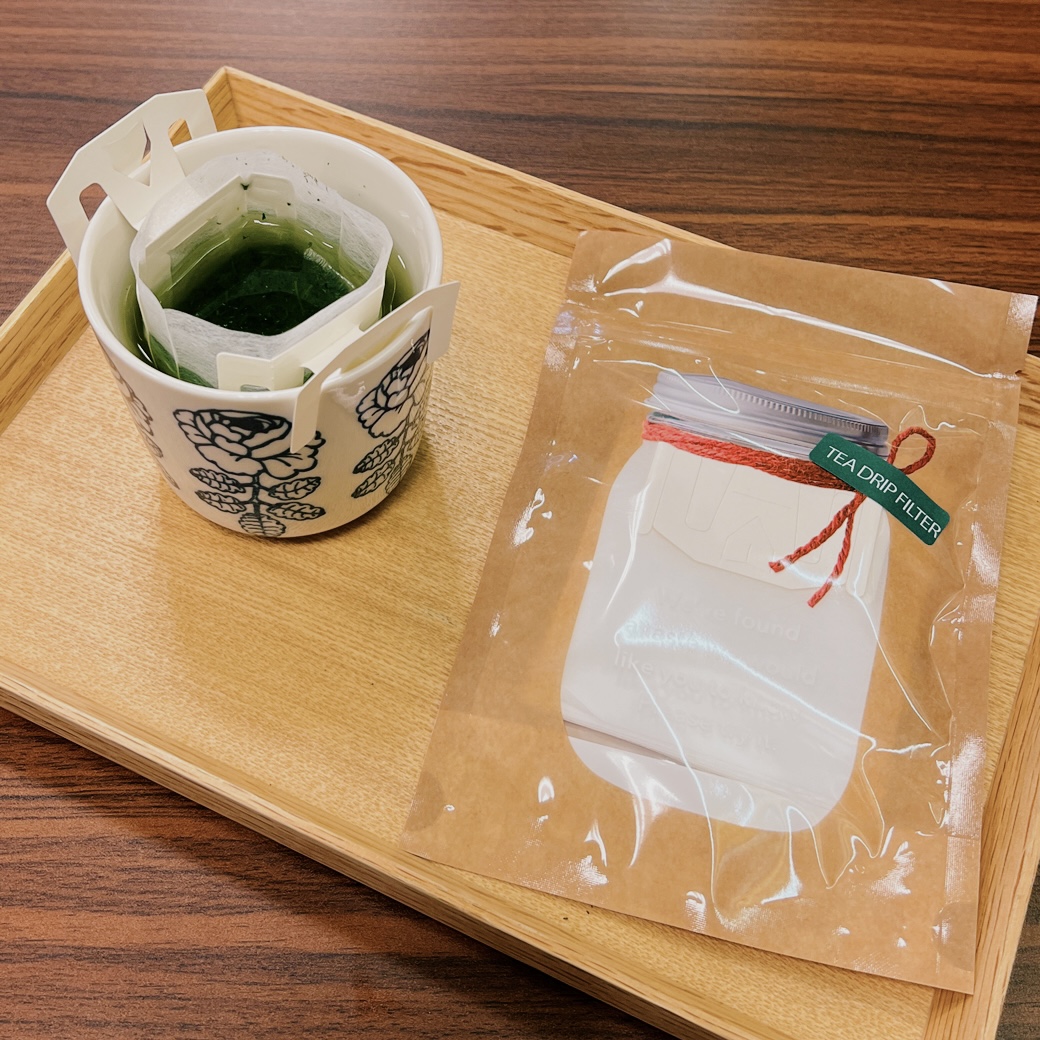 2023年の新茶の仕入れがいよいよ始まります！！鹿児島と静岡に行くスケジュールを生産家と打ち合わせをして決めました！！今年は例年にくらべると、今のところ3日前後早く新芽が伸びております。雨も適度にあり、茶園の状況は今のところ順調でございます！！今年も産地から新茶ニュースを発信していきますので、楽しみにしていてくださいね！！さて、その新茶を多くの方々に味わっていただきたいと思い、ティードリップフィルターの販売をスタートしました！！夜に急須を汚さずに、茶葉で美味しいお茶を味わいたい方や、シンクを茶葉で汚したくない方、急須・ポットを持っていない方などなど、こちらのティードリップフィルターがあれば、自分の飲みたいと思う茶葉を自分の好みのカップを使って本格的に味わうことができます。入れ方はティードリップフィルターに記載していますが、ティースプーン2杯ほど、約５gの茶葉を入れて、お湯を注ぎ、ティースプーンで色がしっかりでるまで軽くまわしていただくとすぐに味わえます。そしてより本格的な旨味を味わいたい方は、そこから約1分ほど抽出していただくと、さらにしっかりした旨味で味わえます！お茶は入れるのが難しいと思っている方でも美味しさに妥協せず、そしてシンプルに味わうことができるティードリップフィルター！！ティードリップフィルターがあれば誰でも本格的な新茶を味わうことができます！また、摘みたての新茶とこちらのティードリップフィルターをセットでギフトやプレゼントにしていただくのもとてもおすすめです！！これからの新茶シーズンに日本茶初心者の方々には、ティードリップフィルターを使ってぜひ新茶体験をおすすめします！！