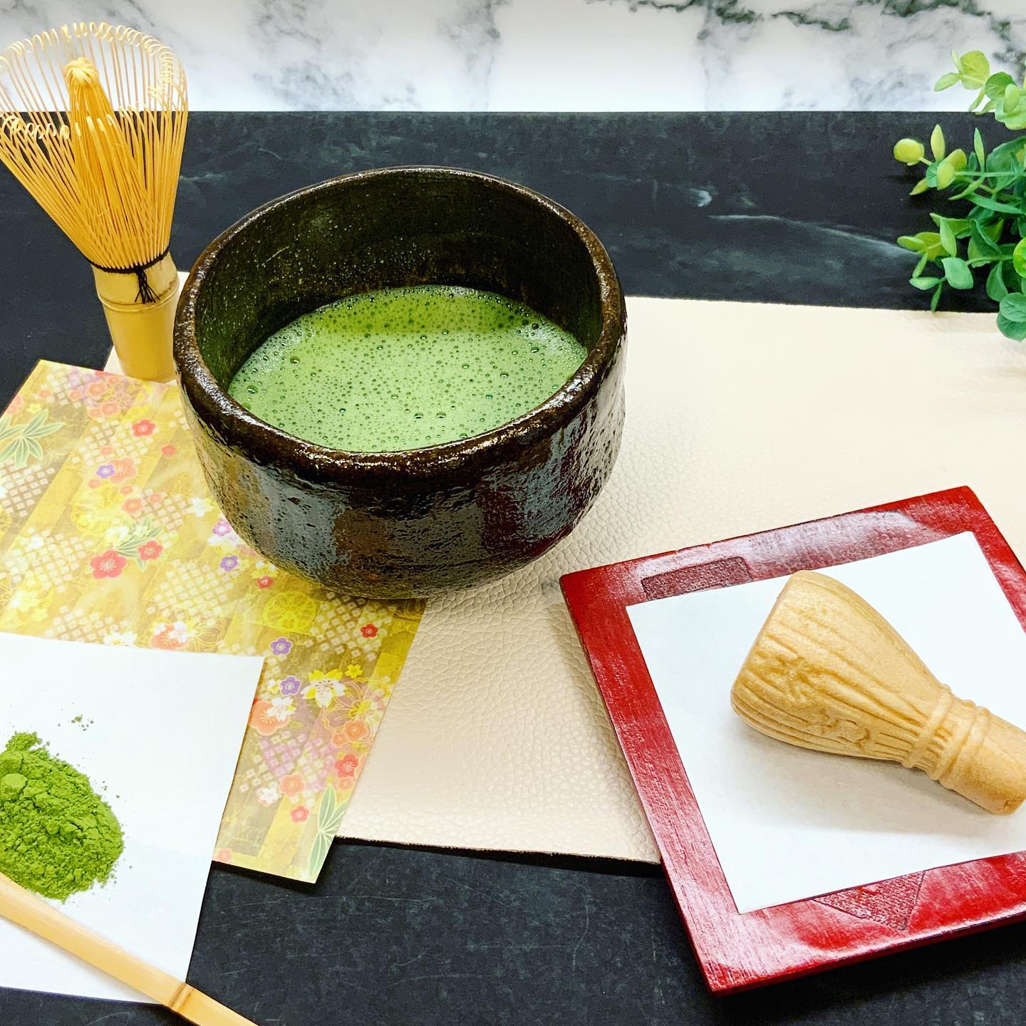 ちょっと癒されに…しゅんぽうカフェへGOーメニューをご紹介🥤本格抹茶も気軽に楽しめます♪かわいい茶筅モナカとセットでホットひと息…本格抹茶とモナカのセット︎黒みつをとろりと掛けて、ソフトクリームとあんみつを楽しむあんみつパフェ香りが心地よい…和紅茶を使ったほんのり甘いホットもアイスもオススメの和紅茶ソイラテ🥤メニューいろいろあります。ぜひ、本格茶をぜひ味わってください