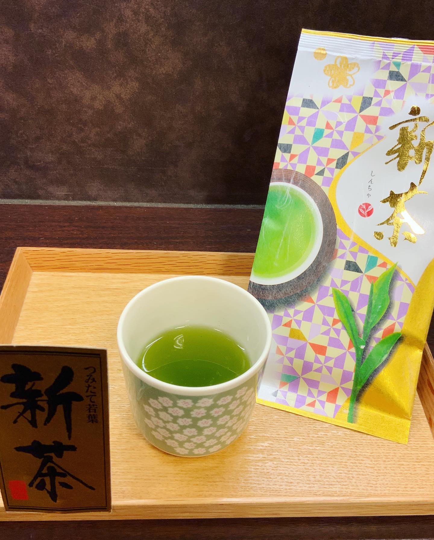 鹿児島新茶入荷致しましたー２種類販売中ですさえみどりとゆたかみどり品種のお茶です︎待ちに待った新茶です広大な鹿児島の景色や茶畑を思い浮かべながら飲むお茶は格別の美味しさ♪ぜひ一つ前のインスタ投稿画面や、店主のリール動画をご覧頂きながら鹿児島の景色と新茶と一緒にご堪能ください水色もとっても綺麗で、甘み濃い美味しさですぜひ、今しか味わえない摘みたて新茶を味わってみて下さい︎