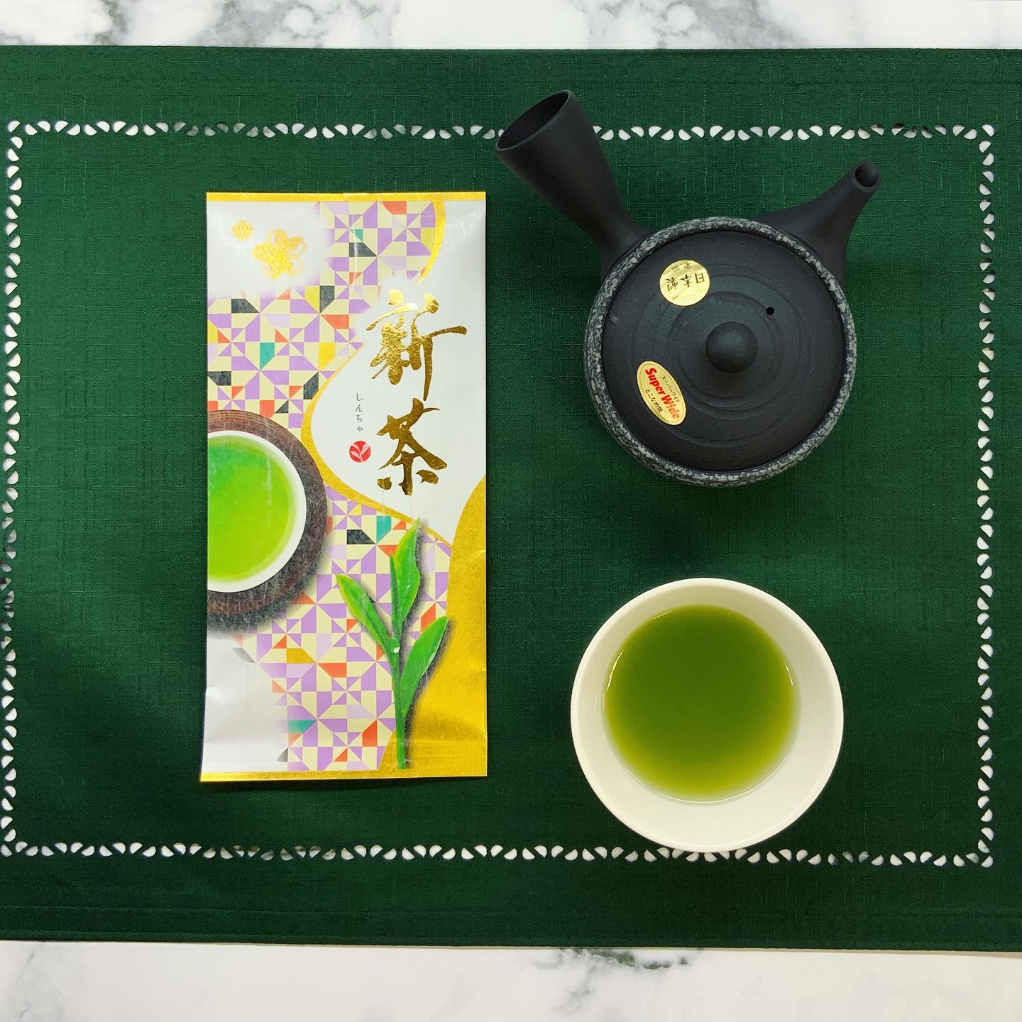 鹿児島新茶大好評販売中です『新茶さえみどり』70g 1,100円（税込）新茶らしい香り甘みのある飲みやすいお茶です。お茶を抽出した時の綺麗な緑色が、より美味しさを引き立てます。お店ではお味のご紹介しております贈り物やご自宅用に、今が旬の新茶をぜひ味わってください︎