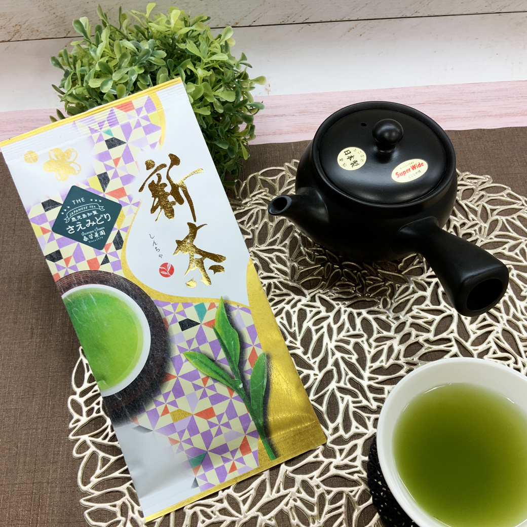 おかげさまで、鹿児島の新茶が喜ばれています！店頭でおもてなしにお入れしておりますが、多くのお客様に味わっていただていますが、とても喜ばれています！その新茶は、鹿児島知覧茶のさえみどり品種、【限定新茶さえみどり７０ｇ詰】です。かぶせ茶の鮮やかな緑色の水色に濃厚な甘みを感じる【限定新茶さえみどり】は甘みのあるお茶が好きなお客様におすすめです。とても店頭で好評なので、使いやすいおすすめの急須と限定新茶「さえみどり」のセットを本日から限定販売をスタートしました！！この急須は全体アミの本当に使いやすい急須になります。当園で使用している急須もこの全体アミタイプの急須です！！本当におすすめなんです！！今だけの限定新茶と限定価格の急須セットになります！！すぐご注文することができる数量限定新茶セットをぜひご利用ください！！限定新茶予約も期間限定！4月26日まで受付中！