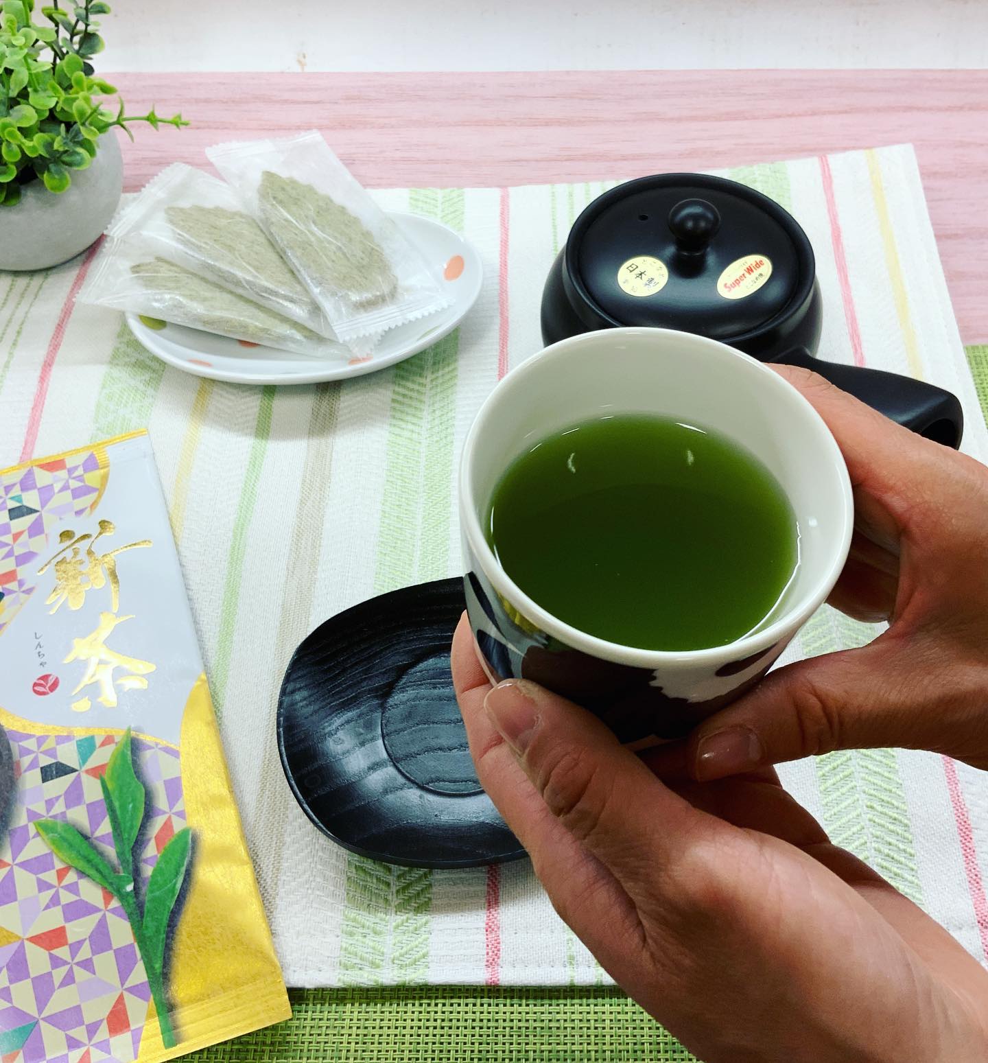 ついに旬のお茶の季節になり、お店も盛り上がって参りました便利なものは数あれど、やっぱりお茶は急須で飲むのが美味しいです先日入荷の鹿児島新茶ご好評販売中です♪昨日からは、オススメ急須と新茶のお得セットも販売中です︎会員様限定新茶予約も締め切りまであとわずかですぜひ『新茶』を体験していただき、旬の味わいを楽しんでください