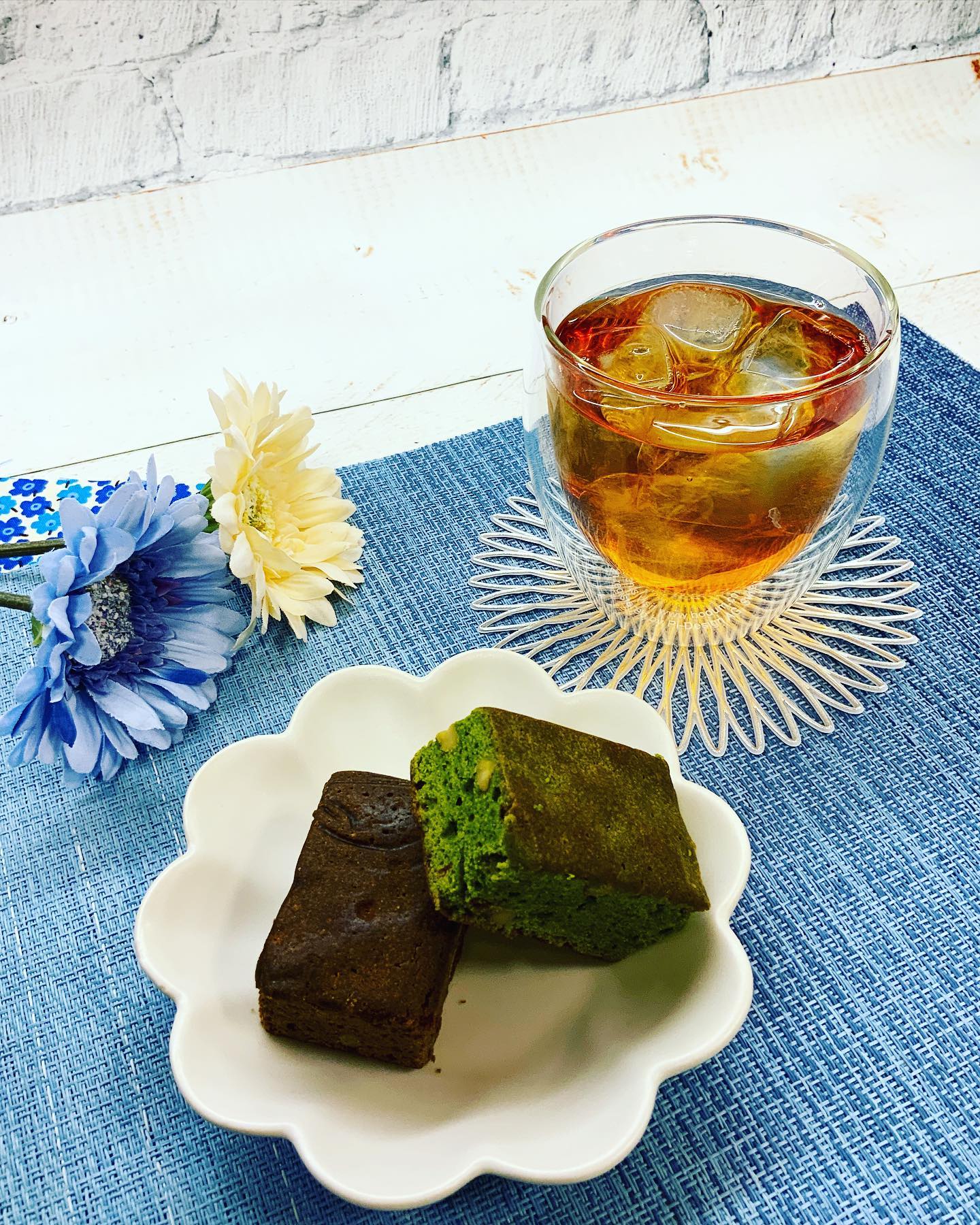日中は夏のような暑さで、早くも「あつい…」とつぶやいてしまっています冷たいお茶も欲しくなります…。冷たいアイスも欲しくなりますね。おやつに茶々ブラウニー︎チョコレートとお茶のハーモニーを味わえる、くるみたっぷりのブラウニー。ほうじ茶と抹茶の２種類をセットで。お近くの方はしゅんぽうカフェでひとやすみ。抹茶ブラウニーと濃厚抹茶ソフトのコラボレーションボリューム満点のブラウニーパフェです♪ぜひ春芳茶園で、いろいろな形でお茶をお楽しみください