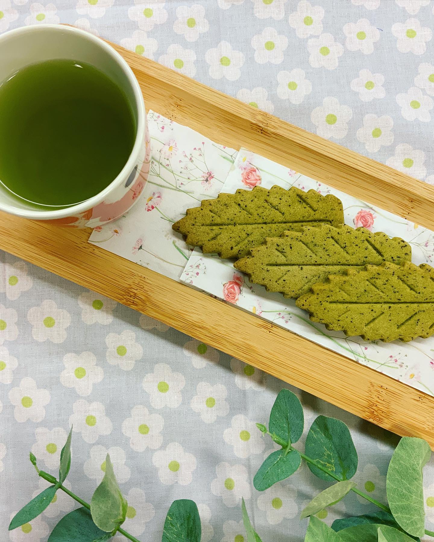 ゴールデンウィーク間近︎帰省などのお土産に摘みたての新茶と大人気茶々クッキーのセットオススメです♪お茶にはやっぱりお菓子が欲しいこのセットでティータイムをドリップフィルター付きで急須なしでもお茶が淹れられます︎茶々クッキーは戸塚ブランド認定のお店1番人気のお菓子です。5枚入りから30枚入りのサイズも豊富です。ご自宅用のおやつにも大人気ですお茶の香りがして、サクサク甘すぎない美味しさがやみつきに…ついつい食べすぎちゃいます
