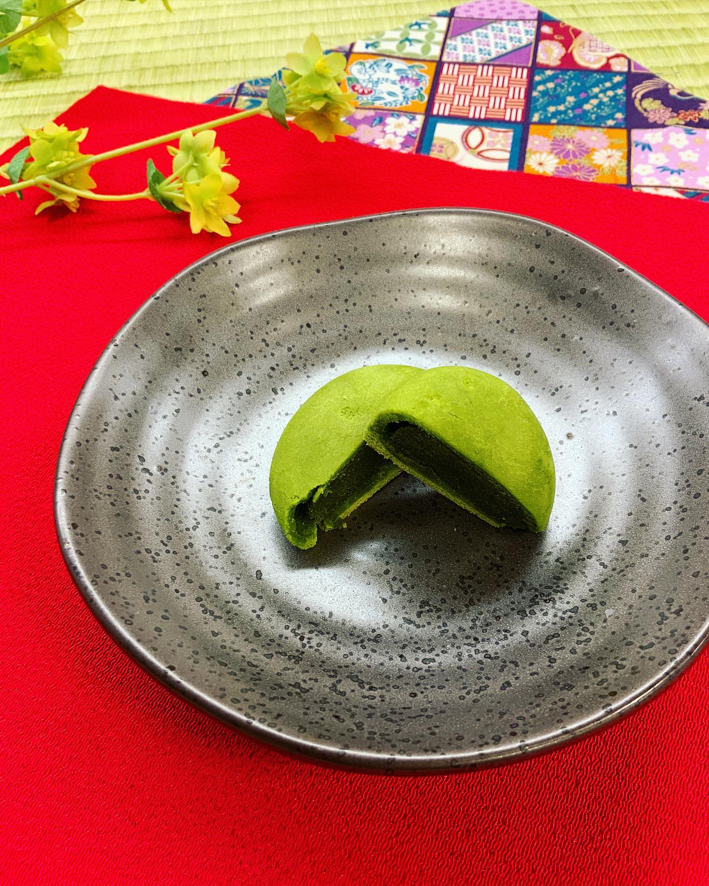 店主からの静岡現地報告も続々と入りまして、お茶が楽しみです新商品︎濃厚茶々まんじゅうも、新茶と一緒にぜひどうぞ！可愛い手のひらサイズのお饅頭ですが、中にはお茶の餡がぎっしり。お茶に合わないはずがない逸品となっております新茶と茶々まんじゅうで最高の旬なティータイムをお過ごし下さい。