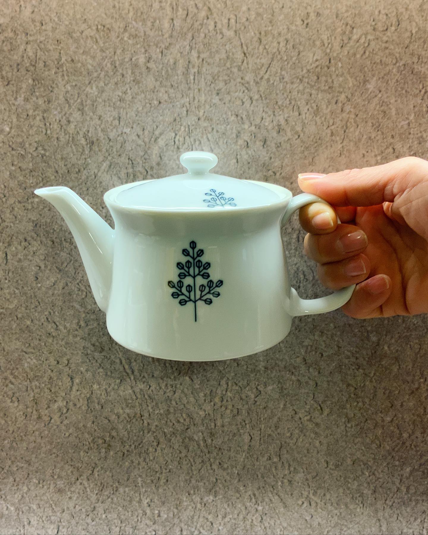 お茶の季節到来お店にも新茶が続々と入荷して来ます︎可愛いポットで美味しい新茶を🫖緑茶以外にも紅茶やハーブティーなど使い方はいろいろあります茶漉しを外して、ティーバッグのお茶もどうぞ。本日までの特別特典︎限定新茶予約をして頂いた方には、ポットや急須類が20%引きでご購入出来ます。ぜひ、この機会に素敵なポットやお急須を手に入れてくださいそして、いよいよ明日から店主は静岡へ14時頃から産地よりインスタライブも予定しております♪ぜひ、こちらもよろしくお願いします。