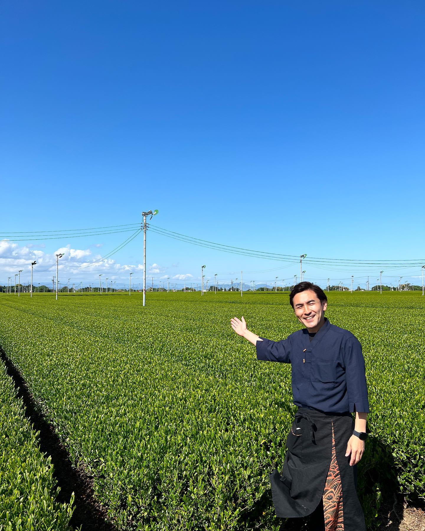 静岡の新茶の茶畑の様子をお届けします！！毎日、掛川、菊川、島田、金谷の茶畑を巡り、テイスティングを繰り返して、静岡新茶を仕入れを行い、磨いております。インスタライブはできませんでしたが、茶畑での動画撮影しているので、新茶の製造を進めながら、お届けしていきたいと思っております！！WEBでの静岡新茶の販売も、もう少しでスタートします！！磨き上げた静岡新茶を楽しみにお待ちください！
