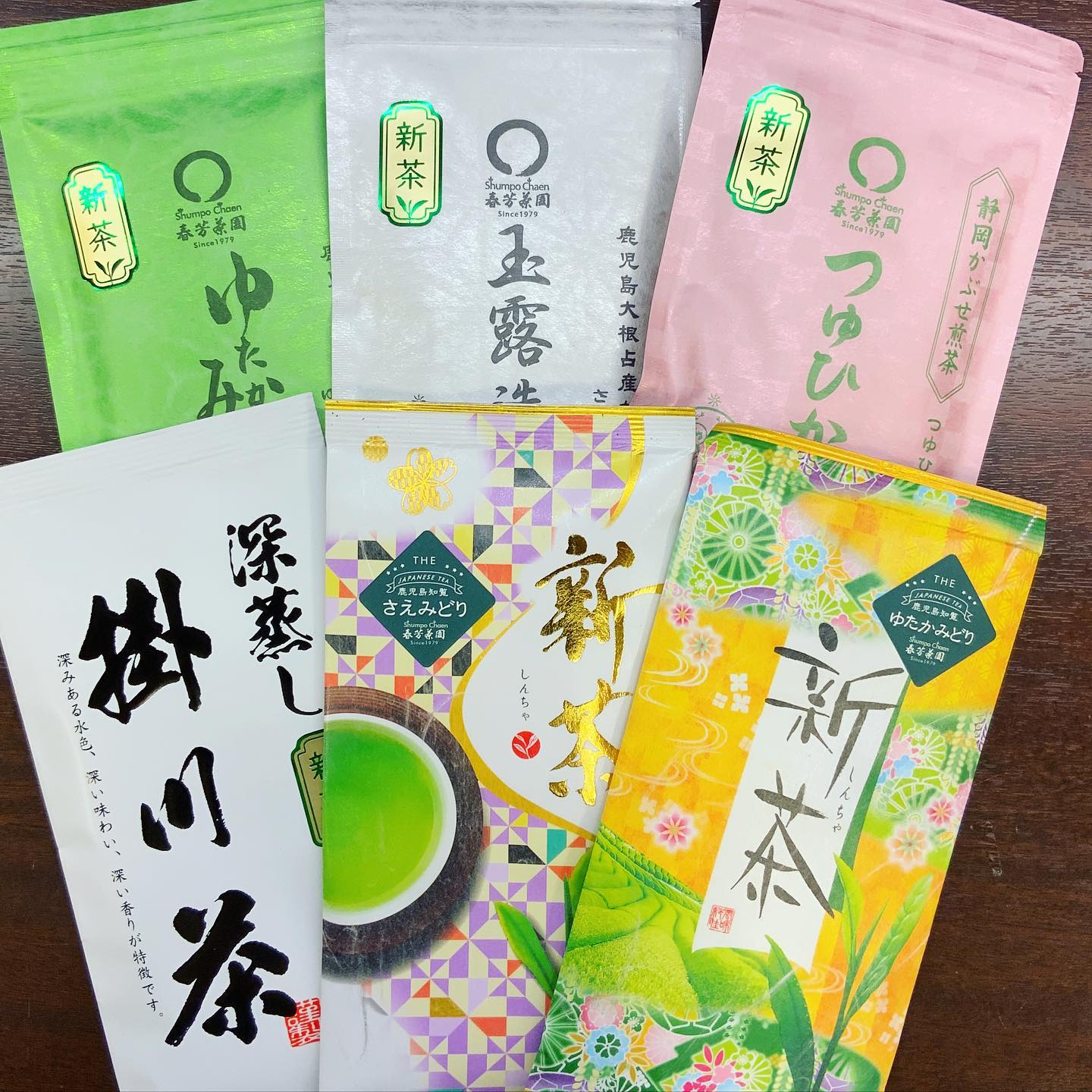 店主も産地から戻りまして、美味しい新茶が続々と揃っております︎お店は色とりどり賑やかですそれぞれに特徴を持っていて、飲み比べすると違いが分かって楽しいです贈り物にもご好評頂いておりますぜひ、旬の味わいを楽しんで頂きたいです♪限定新茶は残りわずかになりましたのでお早めにどうぞ️