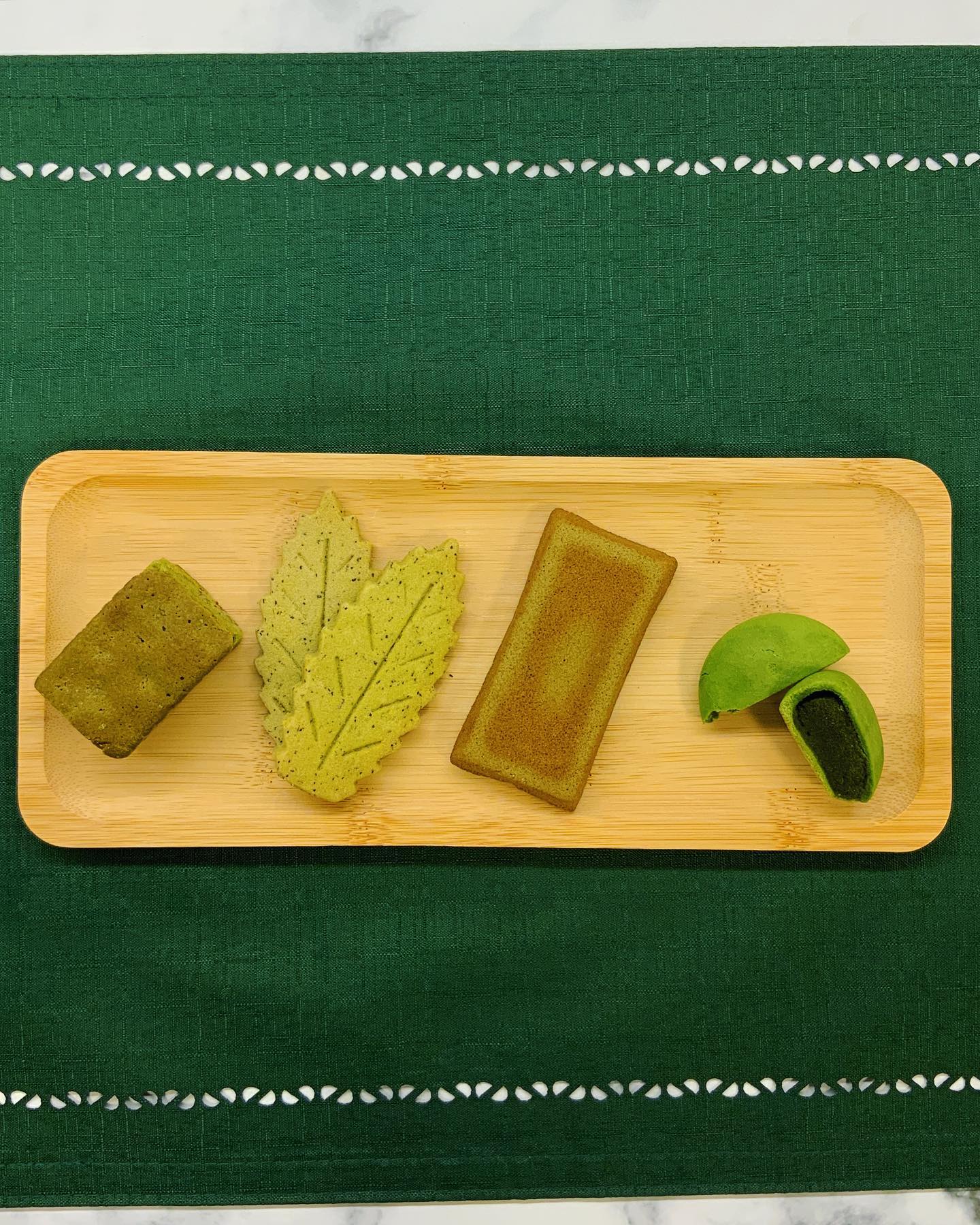 ゴールデンウィーク最終日です。あいにくのお天気になってしまいました…️春芳茶園は、旬の新茶時期真っ只中です各種、新茶揃っております︎ご予約のお客様は明日からお渡しも始まります。そして…、美味しい新茶に、美味しいお菓子お菓子もいろいろ揃っておりますよ春芳茶園の新茶とお菓子で最高のティータイムをどうぞ。