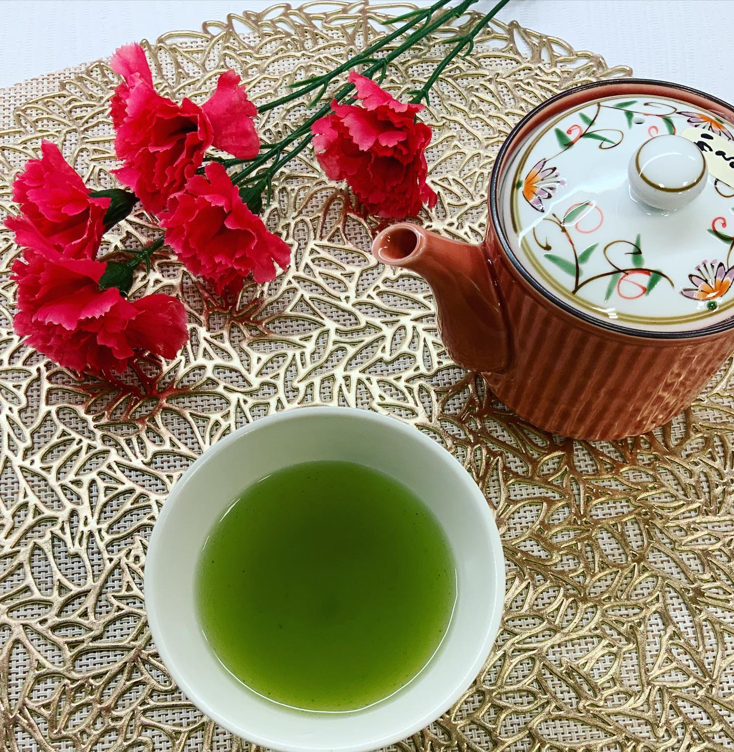 今週末は母の日ですね美味しいお茶とお菓子で日頃の感謝を込めて贈り物はいかがでしょうか❣️箱入贈答からお気軽な飾り袋贈答まで、母の日のシールやのしもご用意しておりますお茶の淹れ方もいろいろお急須でゆっくり淹れるお茶に、お急須いらずのドリップバッグで淹れるお茶もありますよ♪先ほどもご兄弟でご来店頂き、母の日ギフトを迷われているお客様がいらっしゃってほっこりと致しました️ご要望などもございましたら、スタッフにお気軽にお申し付けください。オススメは新茶です種類はいっぱいありのでお好みに合わせてオススメ致します