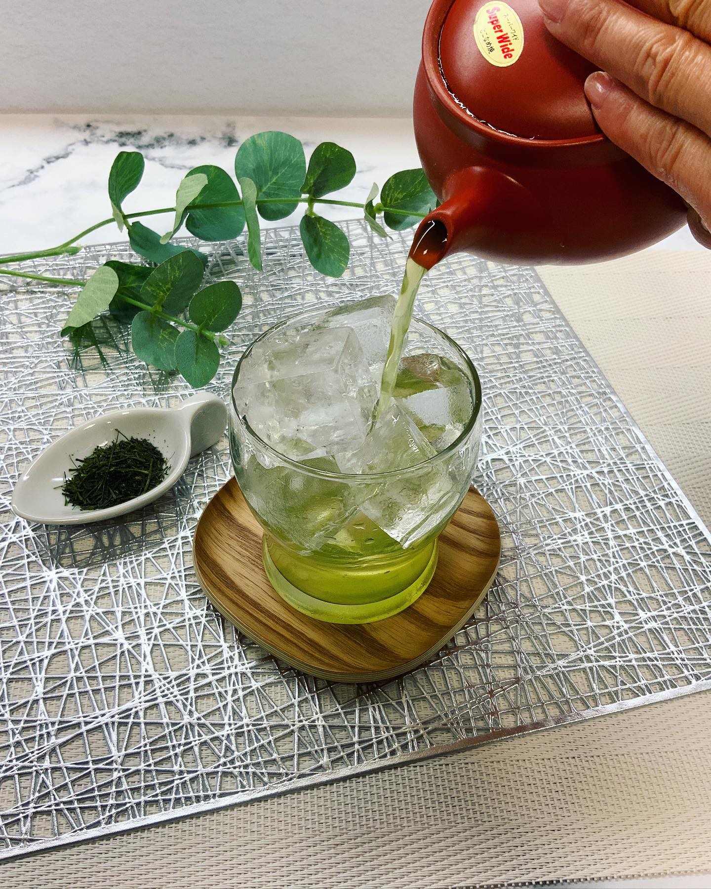 寒暖差が激しい日が続いております。日中は汗ばむ陽気もあったりします急に冷たいお茶が欲しいな︎そんな時は、いつものお茶をしっかり濃いめに淹れてアイスロックティーにしてみませんか？冷た〜いお茶を簡単に美味しく楽しむには…グラスに氷をたくさん入れる。急須でしっかりといつもよりも濃いめにお茶を淹れる。マドラーなどで氷を溶かしながらお茶を冷やす。冷たいアイスロックティー完成気分や気温に合わせて、お茶の楽しみ方も色々ですので、ぜひお試しください♪