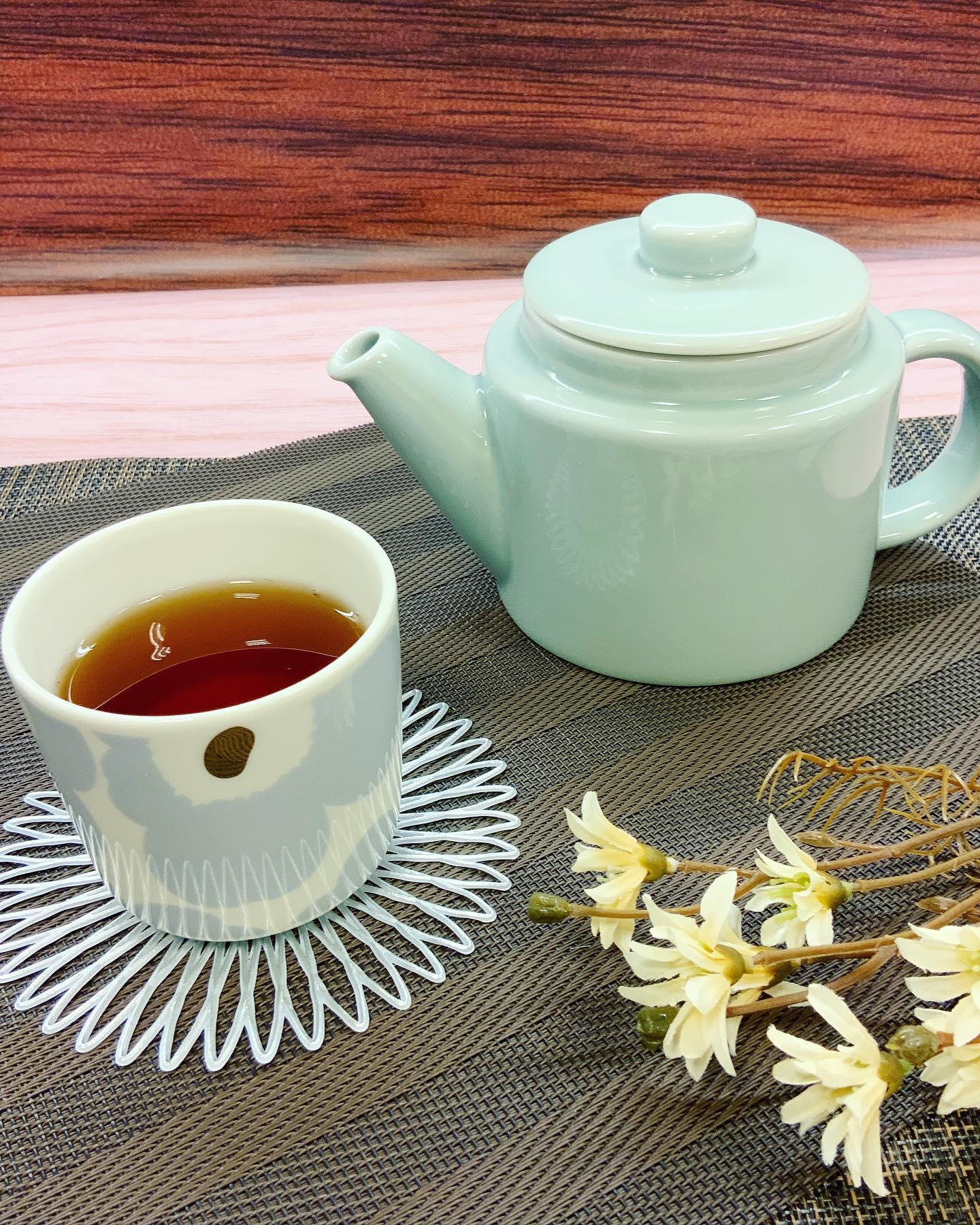 しゅんぽうカフェお気軽に本格茶が味わえる日本茶カフェです♪座席数が少ないので混み合う時はご迷惑をおかけしてしまいますが、ぜひサクラス戸塚にお立ち寄りの際にはご利用ください店頭で日々焙煎しているほうじ茶お客様からの「いい香り〜」とお声掛け頂くお言葉もありがたいですこちらもカフェメニューで味わうことが出来ます。ほうじ茶ホット・アイスに加え、アレンジメニューの、ソイラテやフローズンティーなどもございます。メニューによって使うほうじ茶も分けているので、ぜひお楽しみください。
