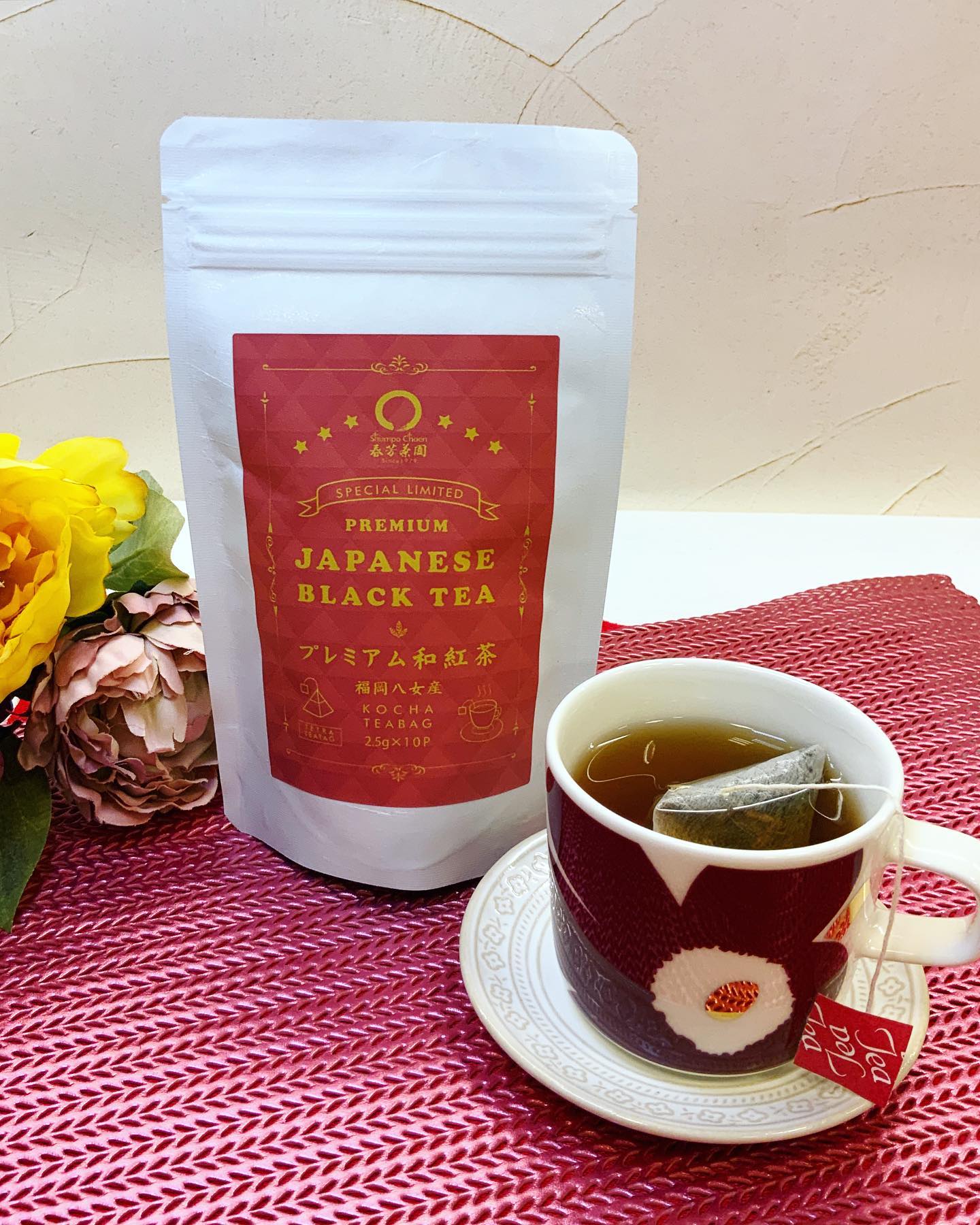 手軽に気軽にお茶をサッと飲みたい時に便利な紐付きティーバッグ便利で美味しいですティーバッグだとちょっと美味しく出ないと思われがちですが、当店のティーバッグはよく揉み出すことでしっかりとお味が出せます。ポイントは、お湯の中でお箸やマドラーでティーバッグをつついてよ〜く揉み出していだだくことです️緑茶や紅茶など様々な種類がございますので、ぜひお好みのお茶をお楽しみ下さい♪