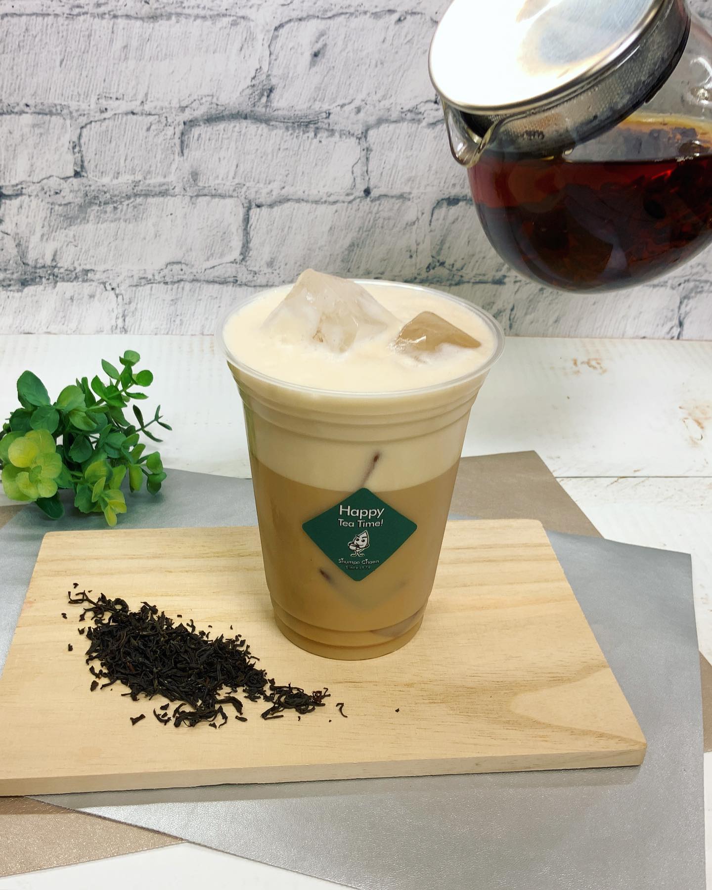 しゅんぽうカフェメニュー八女の和紅茶で作る『和紅茶ソイラテ』450円意外と知られてないかもしれませんが、紅茶も美味しい春芳茶園です和紅茶の香りの良いクセのない美味しさが、ほんのり甘いソイミルクとマッチした癒し系のドリンクです🤗🥤今日は暑くなりました冷たいドリンクでクールダウンしてくださいませ♪ホットのご用意もあります。