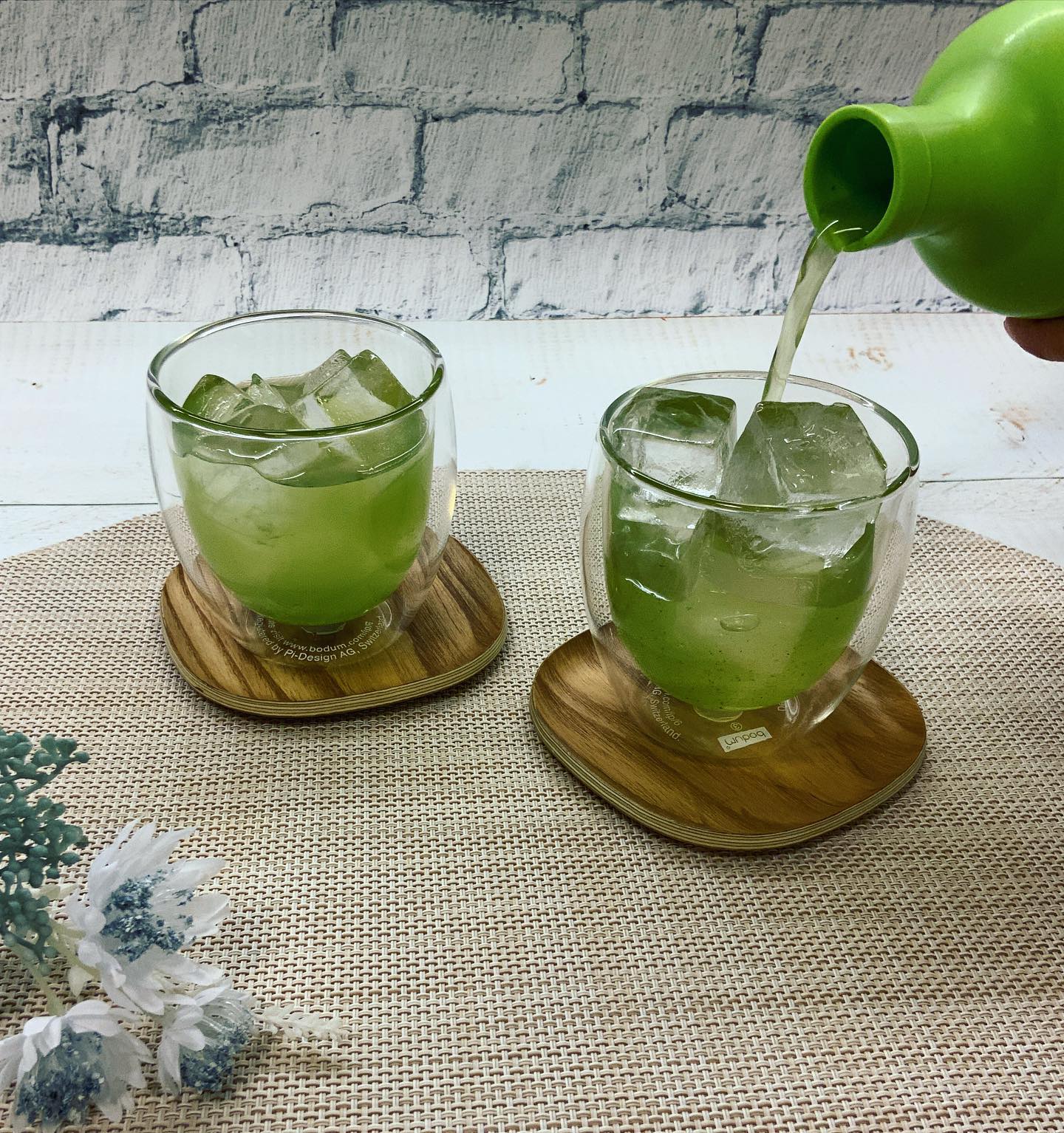 急に冷たいお茶が欲しくなる陽気になっております…冷たいお茶でリフレッシュ水出し緑茶『はまかぜ』は、暑い日のイチオシおすすめ商品です️水出しで簡単に本格茶が味わえるのが魅力です♪一気にたくさん作ってみんなで味わえるのも良いです。お茶を作るのに便利なボトルもはまかぜと一緒に販売中です︎お得なセットもありますので、この夏の必需品としてどうぞご利用ください️
