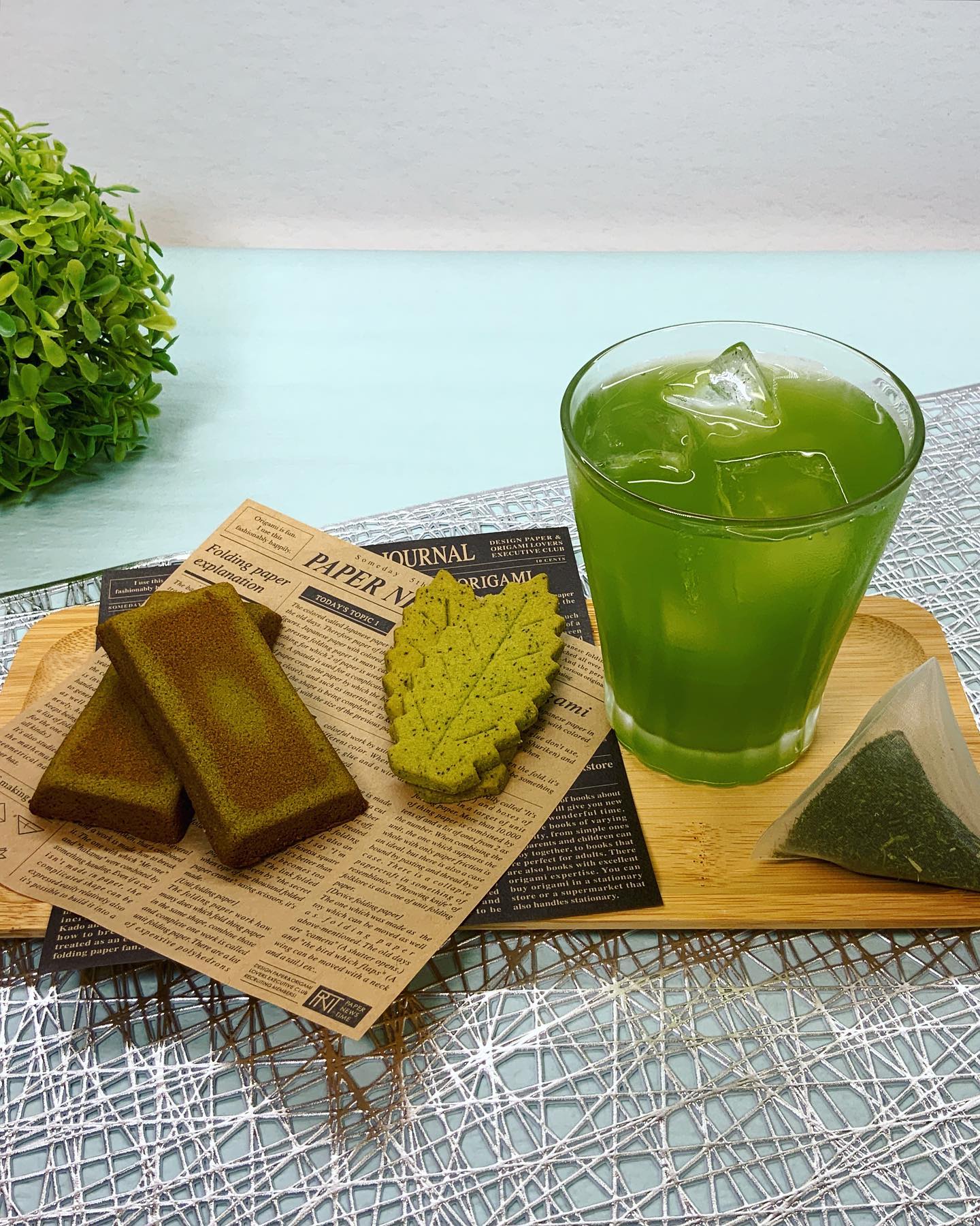 気軽に本格茶を味わえるティーバッグタイプのお茶が人気です♪忙しい時、1人で気軽に飲みたい時にとっても便利ですティーバッグはよーく揉み出して、濃いめに抽出する事でより美味しく飲めます氷を入れてアイスロックティーも今の時期には最高です。美味しいお菓子もあればなお嬉しい🤗最高のティータイムになります