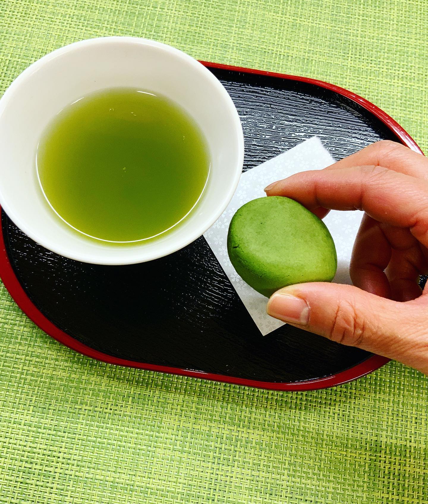 濃厚茶々まんじゅうその名の通り、濃厚なお茶の旨みが味わえるお茶菓子となっております手のひらサイズのかわいい大きさですが、味はしっかり濃い濃厚なお茶の餡がみっちり詰まっております。皮も薄皮でしっとりと…。ご贈答用お箱入から、バラ売りお一つでの購入が出来ます。ぜひ、濃厚茶々まんじゅうで美味しいティータイムのひとときをお過ごしください
