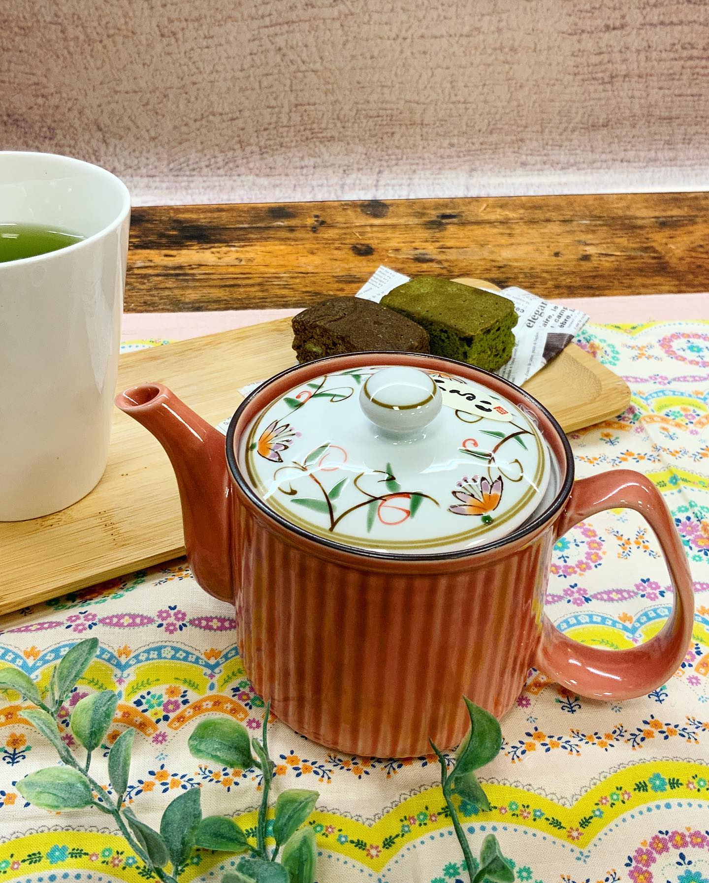 可愛らしいポットでお茶を飲もうみているだけで気分も明るく、色もキレイな茶こしつきポット🫖茶葉でしっかり本格茶を淹れたり、茶こしをはずしてティーバッグなどで気軽にお茶を楽しんだりと、使い方はいろいろです♪美味しく素敵なティータイムを彩るアイテムお茶のある生活を始めませんか？