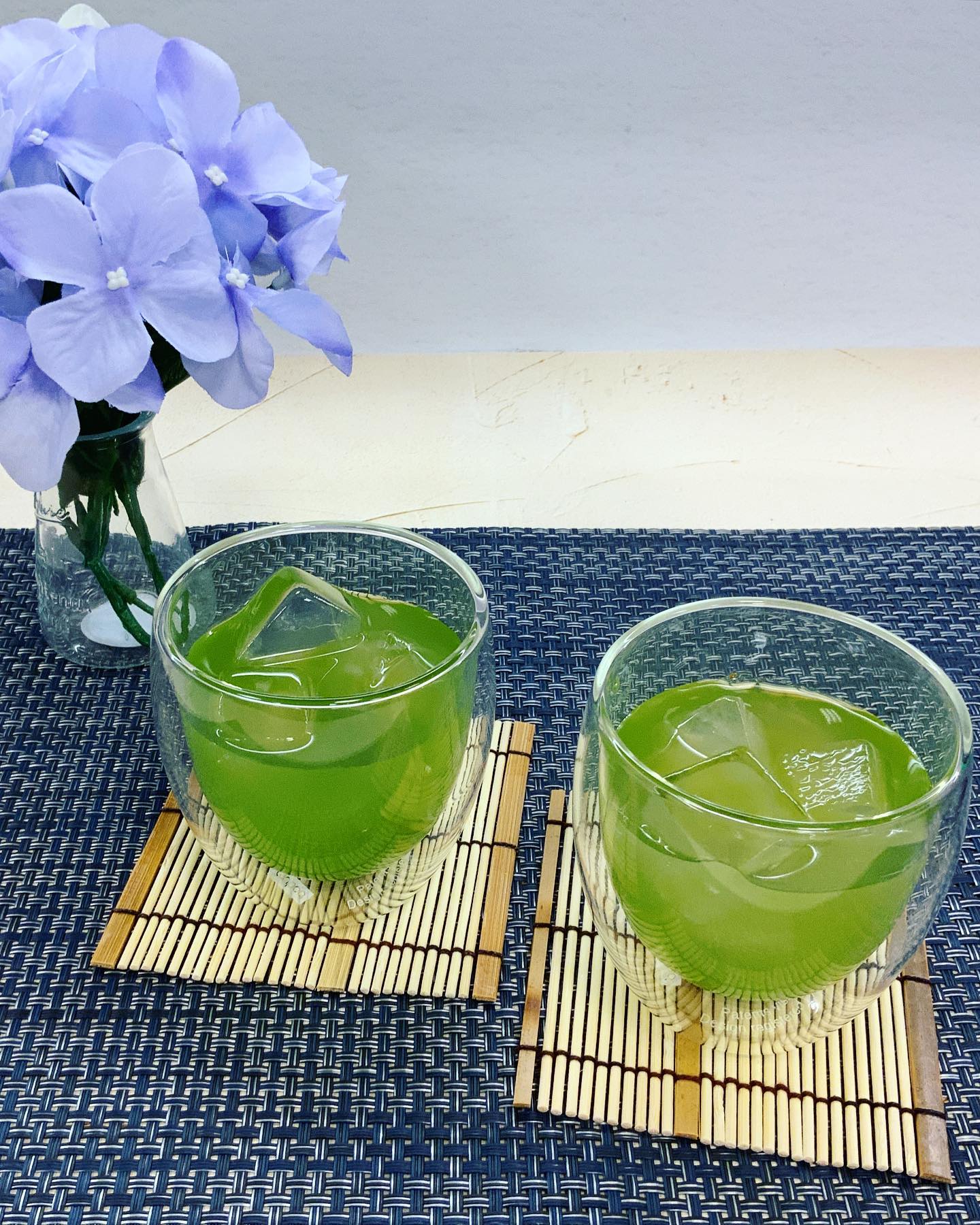 関東も梅雨入り間近と言われています…️雨の季節がもうすぐそこまでやっってきています〜。一気に冷たいお茶が欲しくなる季節ですね。お水だしで簡単、冷やして美味しい『はまかぜ』は、やはりこの時期のイチオシ️カラーバリエーション豊富なボトルと一緒にお求めがオススメです