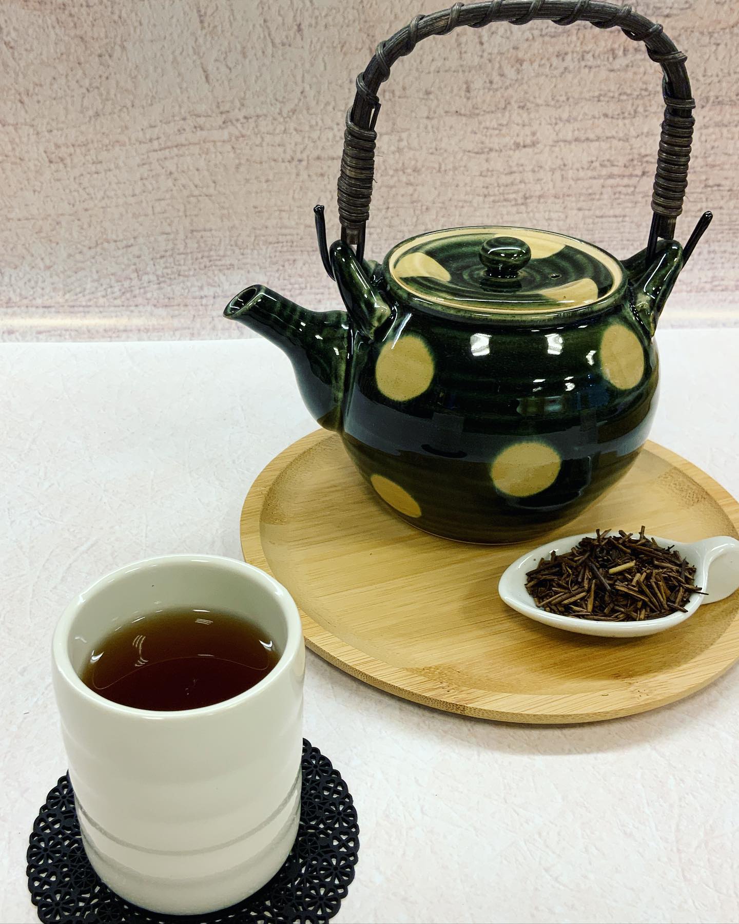 ほぼ毎日お店で炒っているほうじ茶も当店人気商品の一つです。選びぬかれた一番茶の茎だけを丁寧に炒っています。香りもよく香ばしい味わいがとても美味しいですちょっと大きめのポットやお急須で、熱湯でたっぷりと抽出してお飲みいただくのがおすすめです。お気に入りのお菓子と一緒にぜひどうぞ
