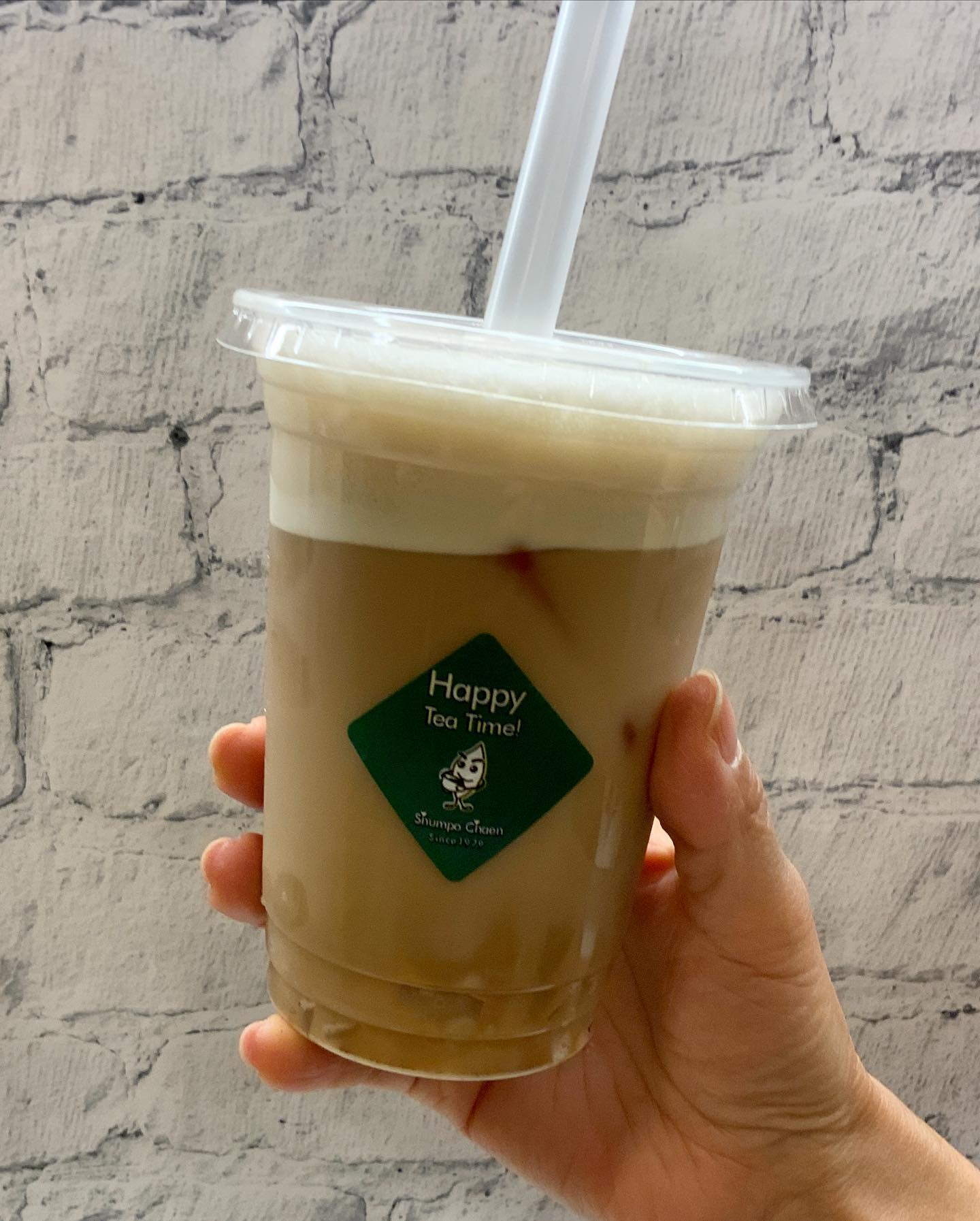 しゅんぽうカフェ新メニューの『はちみつわらび餅和紅茶ソイラテ』紅茶にはちみつ…わらび餅のコラボでドリンクにいたしました🥤和紅茶に、はちみつのほんのりした甘さがマッチして、わらび餅が絡み合うと美味しさ倍増です小腹が減った時にもぴったりの飲みごたえです♪お買い物の休憩にもぜひどうぞ