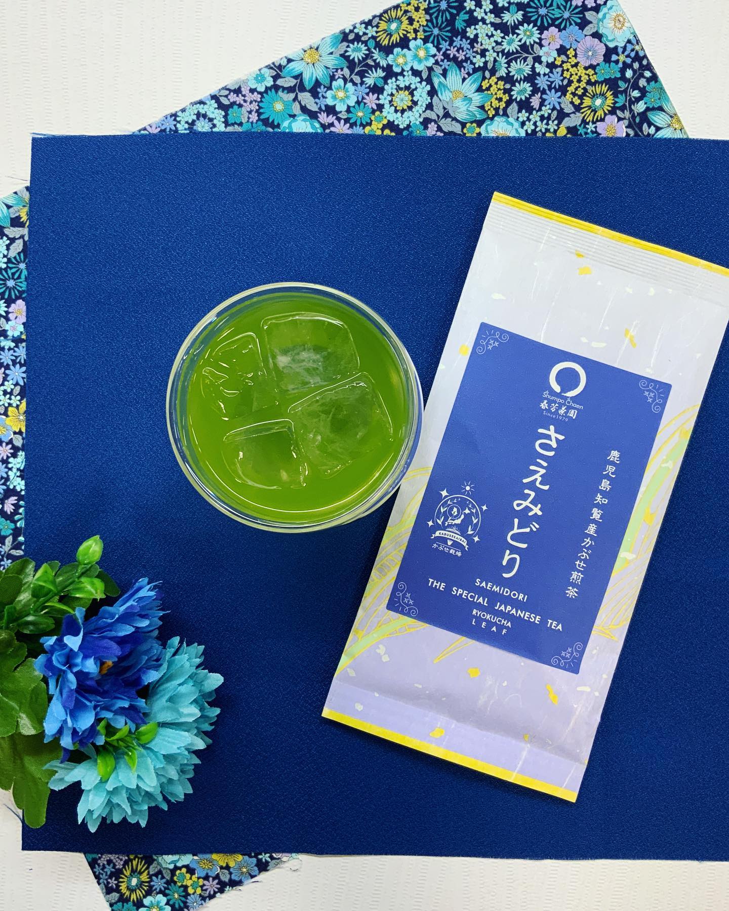 限定鹿児島煎茶『さえみどり』70g ¥1.100ーパッケージも夏らしくデザイン致しまして、数量限定で販売中です。鹿児島知覧のかぶせ煎茶です。ゆっくり濃く淹れて頂き、お茶の甘みと綺麗な水色をお楽しみ下さい温かいお茶はもちろんのこと、お勧めしているアイスロックティーで淹れて頂くのも、この時期は最高に美味しいと思います限定販売ですので、ぜひよろしくお願いします
