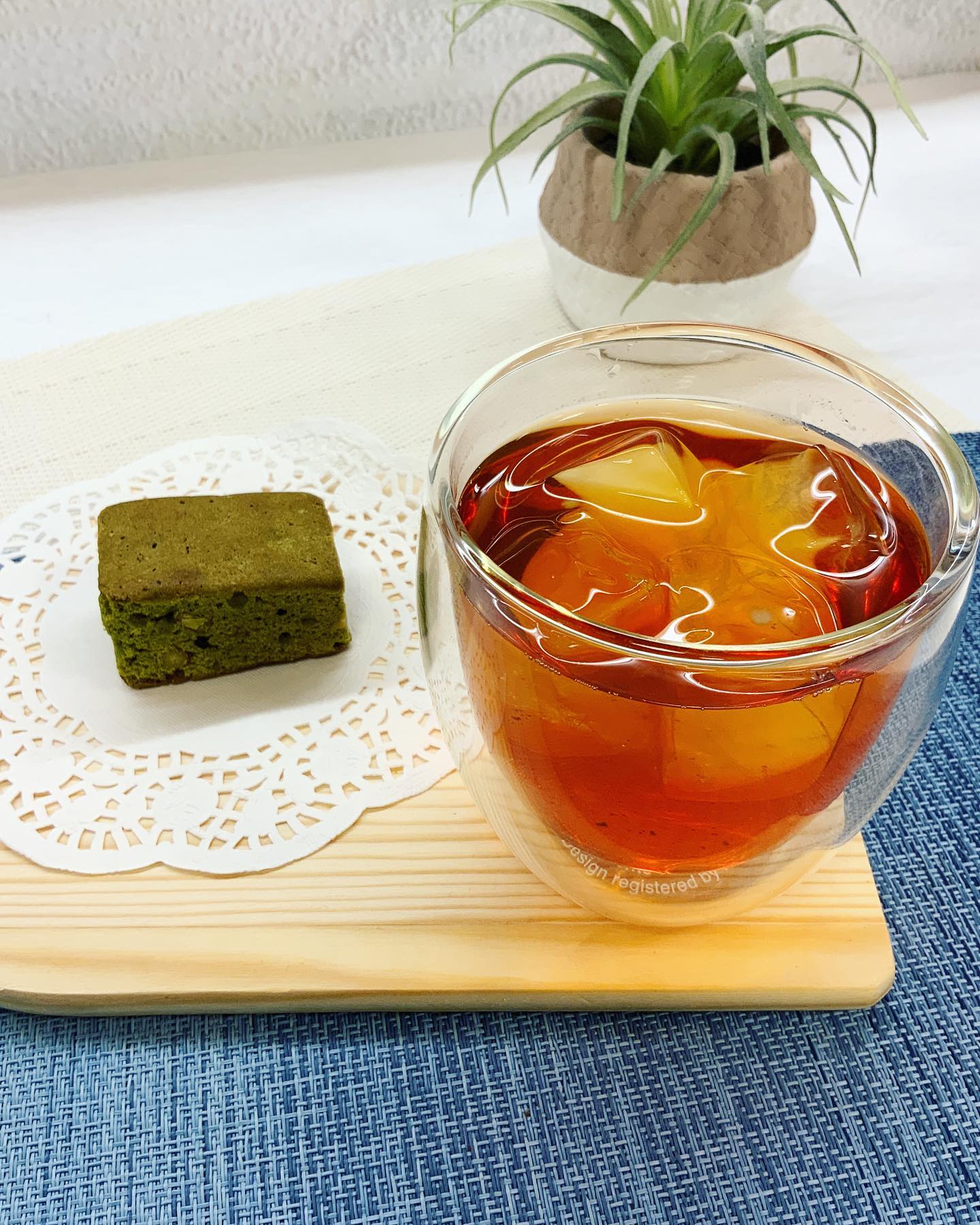 どんなティータイムにしようか？美味しいお菓子とお茶を用意して、素敵な時間を過ごす最高ですね♪春芳茶園では美味しいお茶もお菓子も、色々とご用意がありますよ！1人でゆっくり…みんなでおしゃべりしながら…ぜひ、お茶とお菓子を味わいながらティータイムを楽しんでください♪