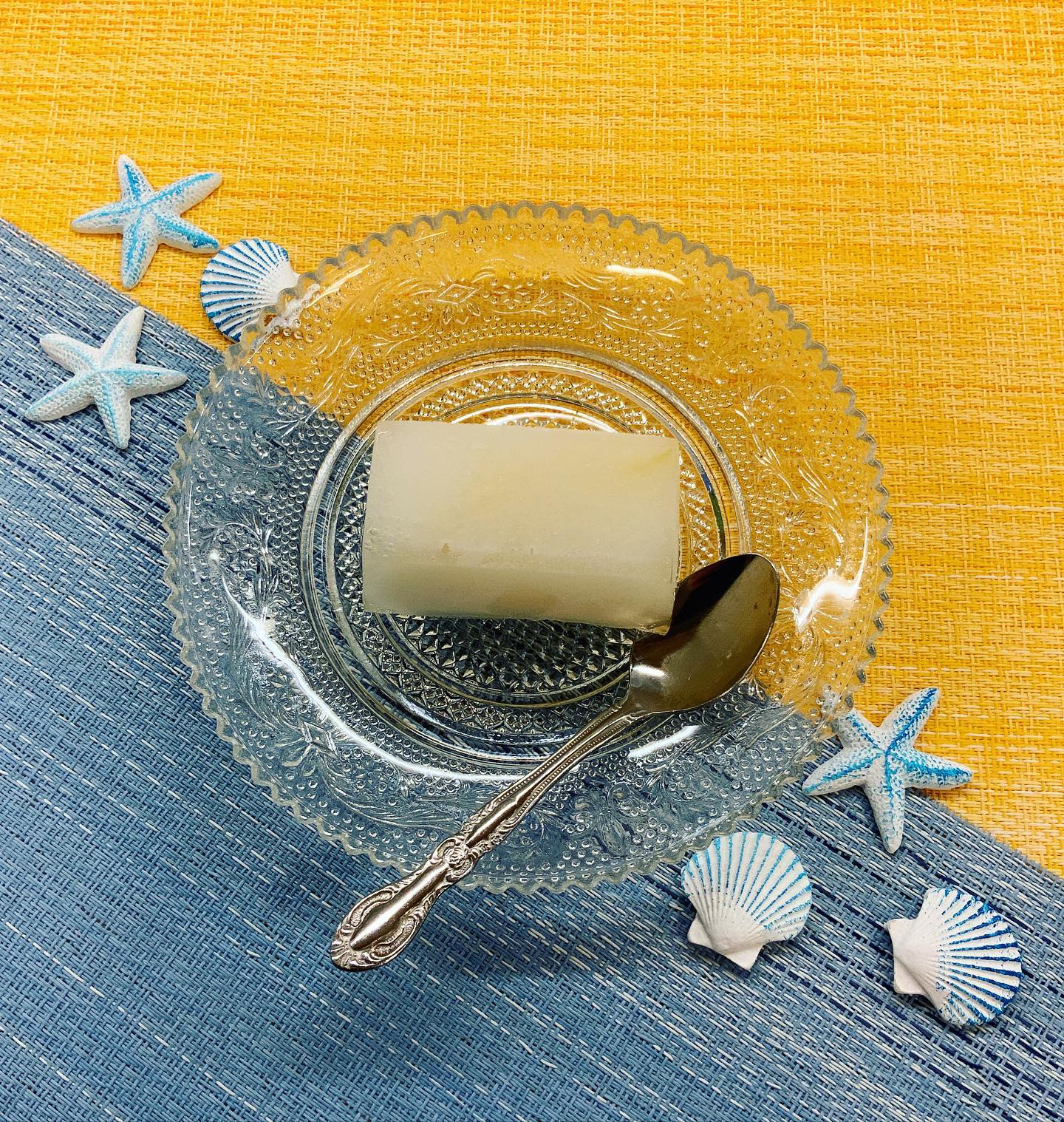 今日も暑くなりました夏も暑さの本番もこれからだというのに…今日のおやつに人気の『湘南ゴールドゼリー』を凍らせてシャーベットみたいにしましたそのまま冷やして食べてもぷるぷる食感で美味しいですが、凍らせるとひんやり冷たくて、シャリシャリっと美味しさアップです。暑い日のオススメの食べ方です。ゼリーは店頭ではバラ売りもしていますので、ぜひお試しください︎