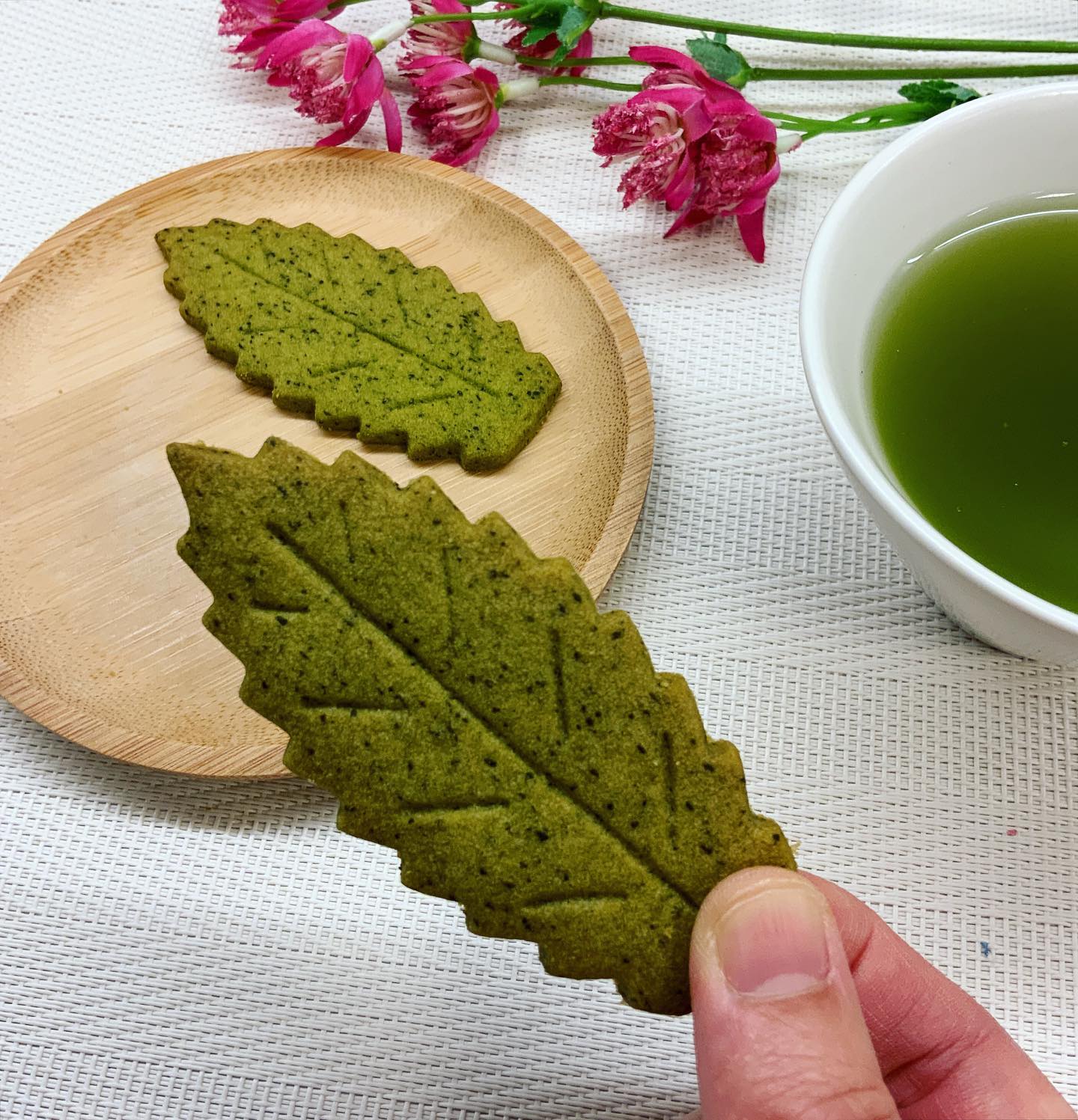 春芳茶園で人気No. 1お菓子『茶々クッキー』お茶屋さんでありながら、このお菓子をきっかけに来店いただく方も数知れず…。サクサク食感、口に入れると広がるお茶の香りとクッキーの香ばしさ。甘すぎないので、どんどん次から次へと手が伸びる食べ過ぎ注意な一品です戸塚ブランドにも選ばれました︎これからの季節のお土産や贈り物に最適です可愛い葉っぱの形にも一目惚れです5枚・10枚・20枚・30枚と御用途に合わせてご利用くださいませ