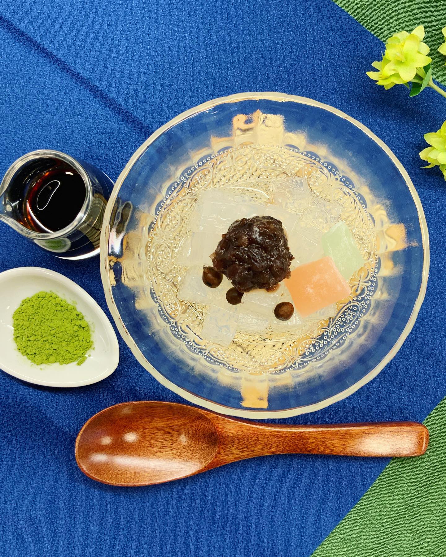 この夏新登場した『抹茶あんみつ』は、ミニあんみつセットに抹茶が付いた美味しさ満点の一品となっております食べ方は自由自在。抹茶と黒みつを混ぜて黒みつ抹茶にして、掛けて食べるのをお勧めしていますが、もう一つのおすすめ️付属の抹茶を点てたり溶かしたりして、お飲みいただいて楽しむのもオススメです︎抹茶は八女の本格抹茶をお付けしているので、抹茶だけでも美味しくいただけます。ぜひ『抹茶あんみつ』を楽しんでください♪《本日20時よりインスタライブよろしくお願いします》