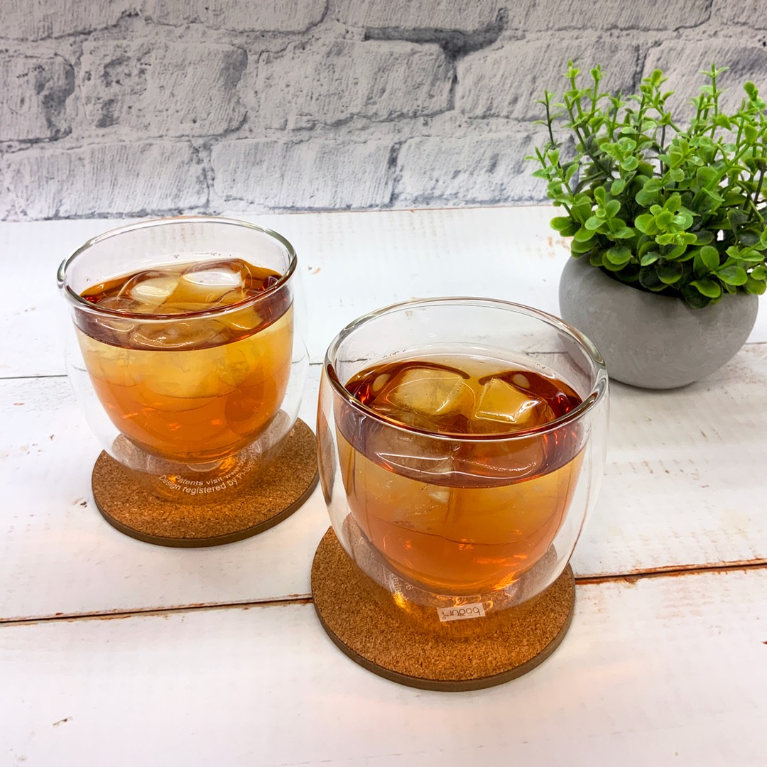 この時期には多くのご家庭の冷蔵庫にある、日常生活の必需品、「麦茶」。皆様はどのような麦茶をお使いでしょうか？春芳茶園では、昔ながらの漉して使うタイプの裸麦茶「夏の香り」と簡単に使えるティーバッグの麦茶を3種類、計4種類ご用意しております。今回は「麦茶」を7月の人気順にご紹介させていただきたいと思います。人気ランキングNo,1【国産徳用麦茶ティーバッグ】６０パックたっぷり入って税込み５９４円。お徳用価格ですが、国産大麦を三度炒りすることで、麦の香ばしさが引き立ち、多くのお客様に喜ばれております。美味しくてお徳な価格が業務用としてもおすすめです。人気ランキングNo,2【裸麦茶ティーバッグ】香ばしさの濃い麦茶を飲みたいお客様におすすめ、国内産の希少な裸麦を三度炒りした独特な香味が病みつきになります。麦茶にこだわりを持って飲みたいお客様向けです。人気ランキングNo,3【有機麦茶ティーバッグ】農薬や化学肥料に頼らずに、生産農家が定められた環境下の中で丁寧に栽培した大麦を三度炒りした、自然な香ばしさが美味しい、オーガニックにこだわりを持ったお客様におすすめの麦茶です。麦茶のティーバッグをご紹介させていただきましたが、昔ながらの作り方、味わいを楽しみたいお客様には、煮出し専用の麦茶「夏の香り」もございますので、ぜひご利用ください。