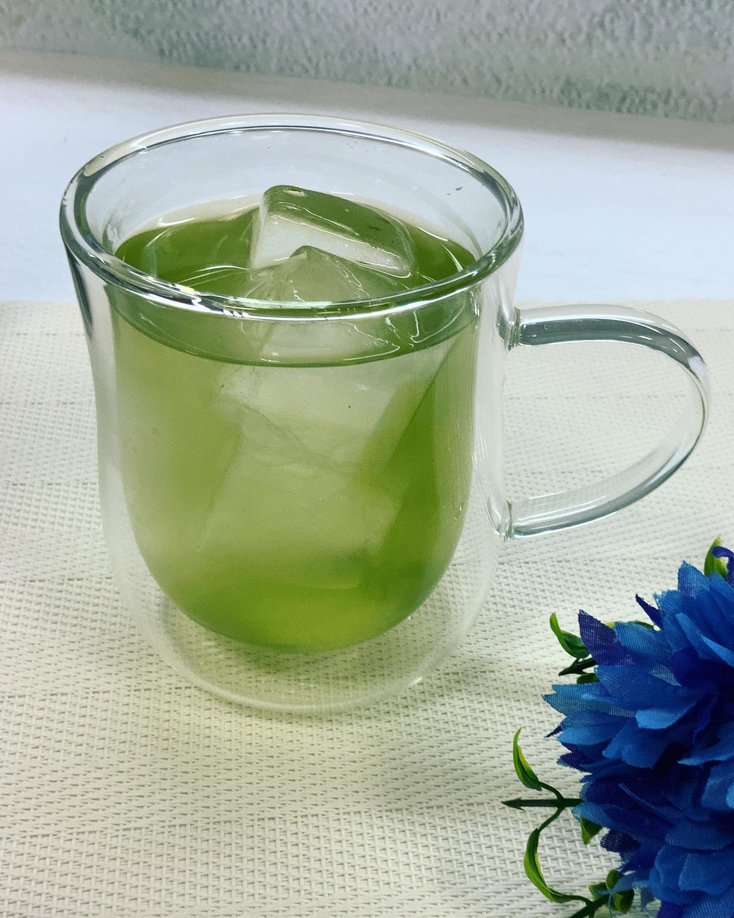 ぜひ、この夏はお家にお一つ『はまかぜ』水出し緑茶はいかがでしょうか？大人気販売中です水出しで簡単︎便利︎そして、美味しい…︎苦味が大変少なく飲みやすいので、お子様にもごくごく飲んでいただけます️ティーバッグタイプと茶葉で抽出の２タイプをご用意してます店頭ではお味のご紹介もしていますのでぜひお声がけくださいね
