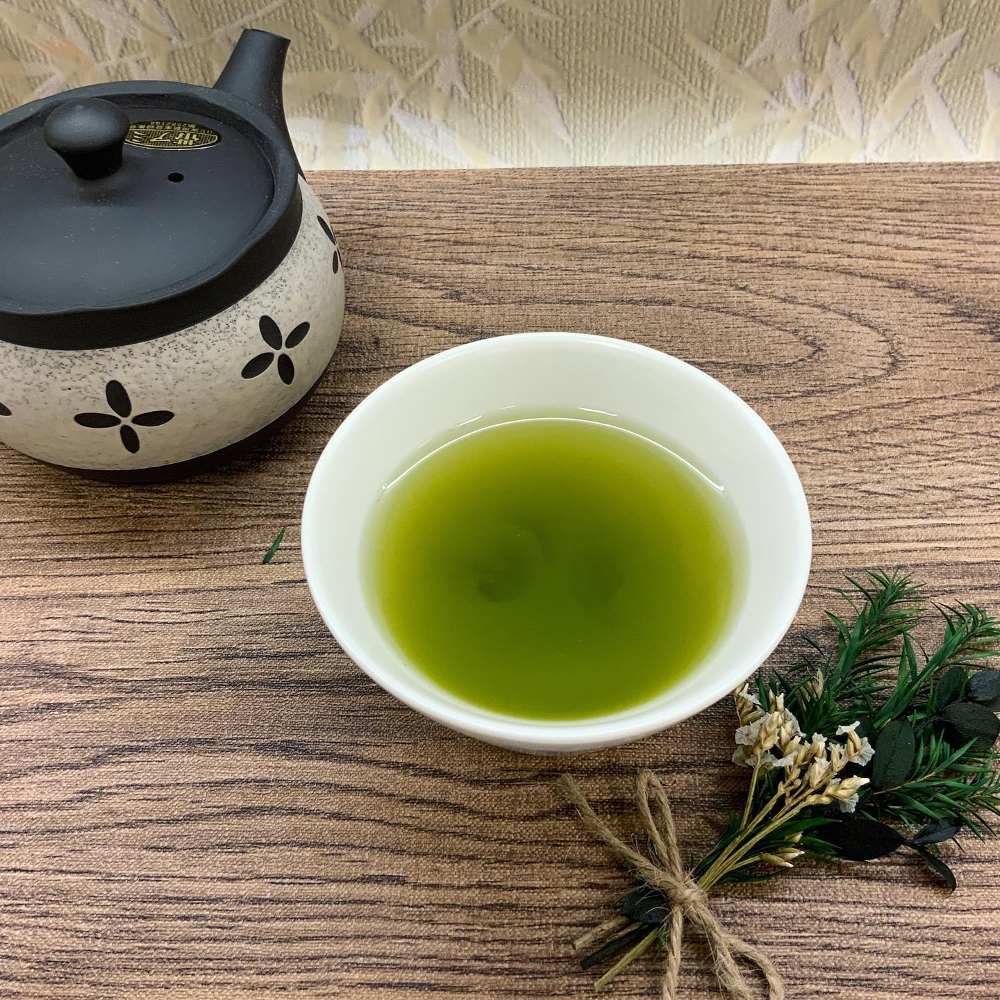 朝晩とすこ〜しだけ過ごしやすくなったような気がしています…。温かいお茶も良いですね人気No.1緑茶『ひととき』は今年から80gと200gでご用意しております味の濃さがしっかりあるバランスの良い飲みやすいお茶です。朝は温かく…、日中は氷を入れてアイスロックティーもオススメです