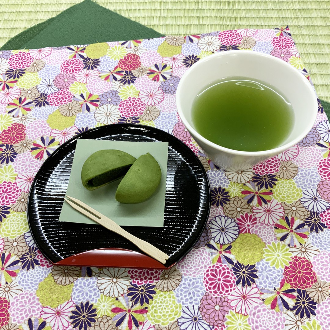 大変お待たせいたしました。好評につき品切れしておりました、濃厚茶々まんじゅうが本日入荷いたしました🤣敬老ギフトのご注文でその場お渡しできず、ご予約いただいたり、改めてご来店していただいたりとお客様にご迷惑をおかけいたしましたが、本日から販売再開です。お茶の好きなお客様への贈り物に好評で、お中元や御供、法事の贈答品に大変喜ばれております。今の時期は敬老ギフトとして多くのお客様にご利用いただいております。本日入荷いたしましたが、少量生産の為、ご検討いただいているお客様はお早目のお求めよろしくお願いいたします皆様のご来店心よりお待ちしております