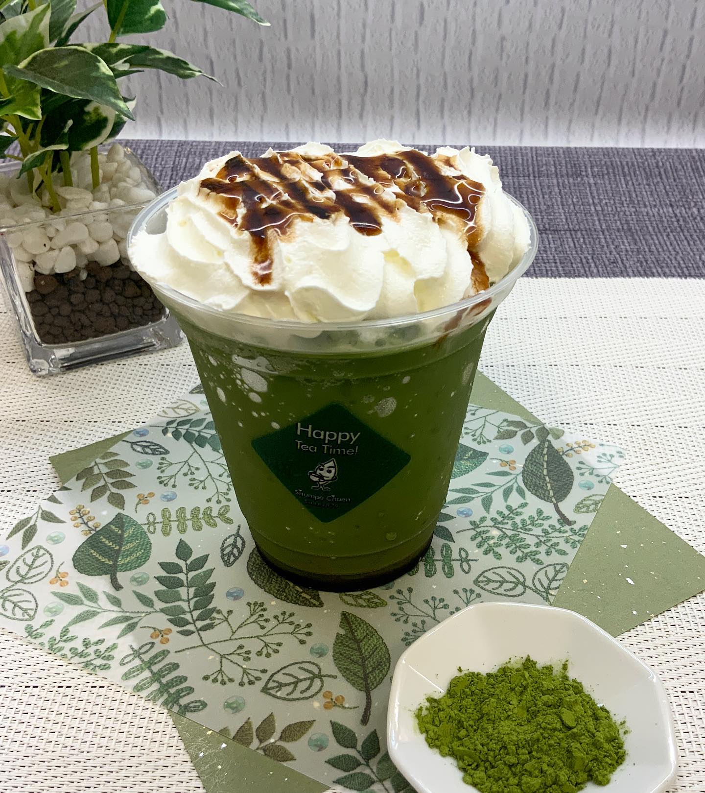 まだまだ暑いので冷た〜いフローズンドリンク🥤期間限定で、ご好評販売中です氷を砕いて豆乳をベースに、抹茶・ほうじ茶・抹茶入り玄米茶の３種類をご用意していますそれぞれに黒みつとクリームをたっぷりとトッピングしております。全てが合わさって絶妙なハーモニーになっています♪暑さしのぎにひんやりスイーツドリンクで、ひと息ついて涼しいひとときを過ごしませんか？