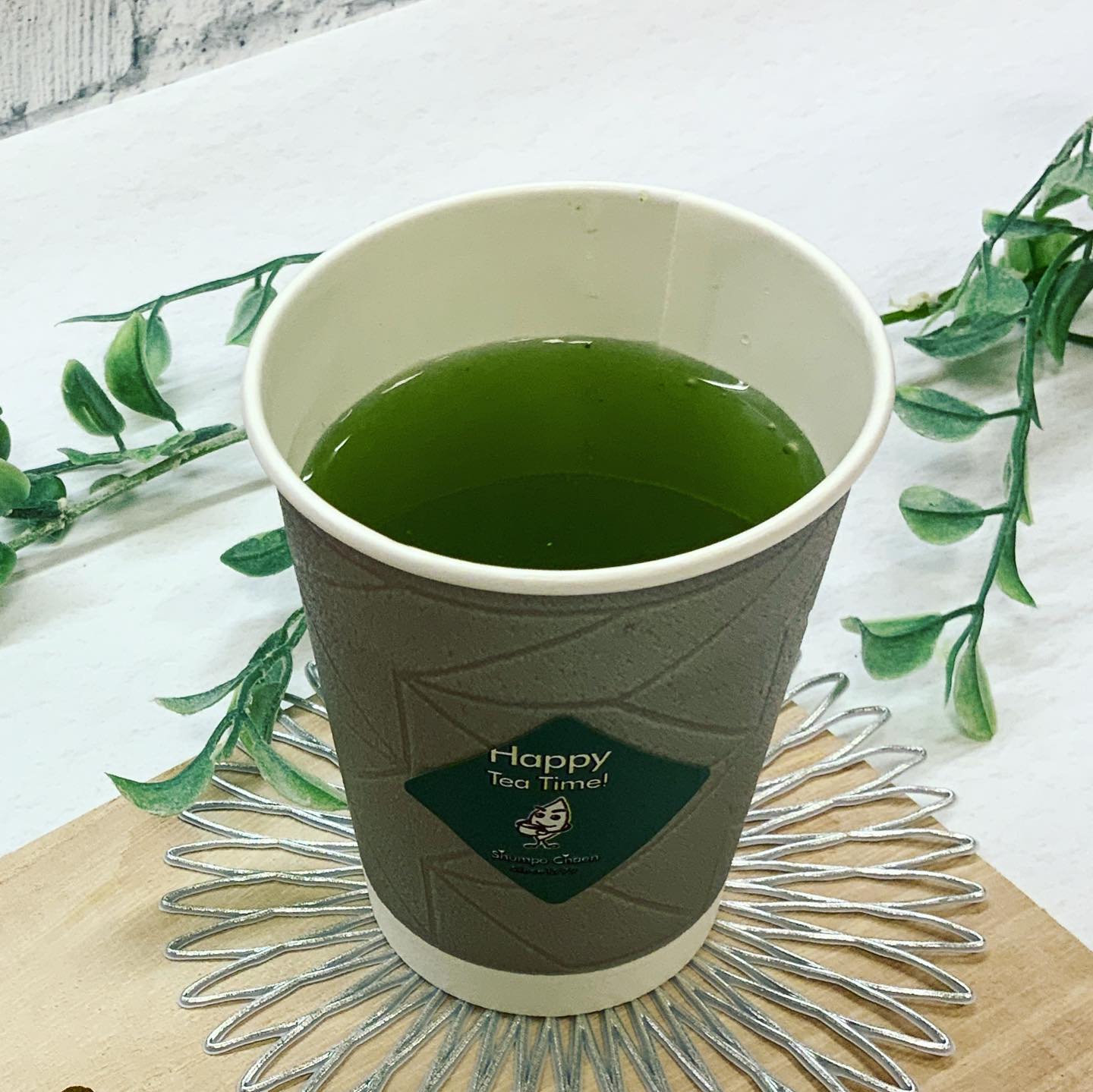ご存知ですか？しゅんぽうカフェは抹茶ソフトやソイラテだけではなく、お店おすすめの厳選本格茶も味わうことができます。静岡・鹿児島・八女と三大産地の煎茶や、お店自慢のほうじ茶などがお飲みいただけます︎実際に販売している商品の紹介も兼ねておりますので、お買物前にお味見してご参考にするのも良いです休憩にはもちろんのこと、本格茶を味わってみたいと思われたらぜひご利用くださいちょっとお得に、人気の抹茶アイスとお茶のセットもあります♪しゅんぽうカフェはメニュー盛りだくさんです。ぜひご来店ください