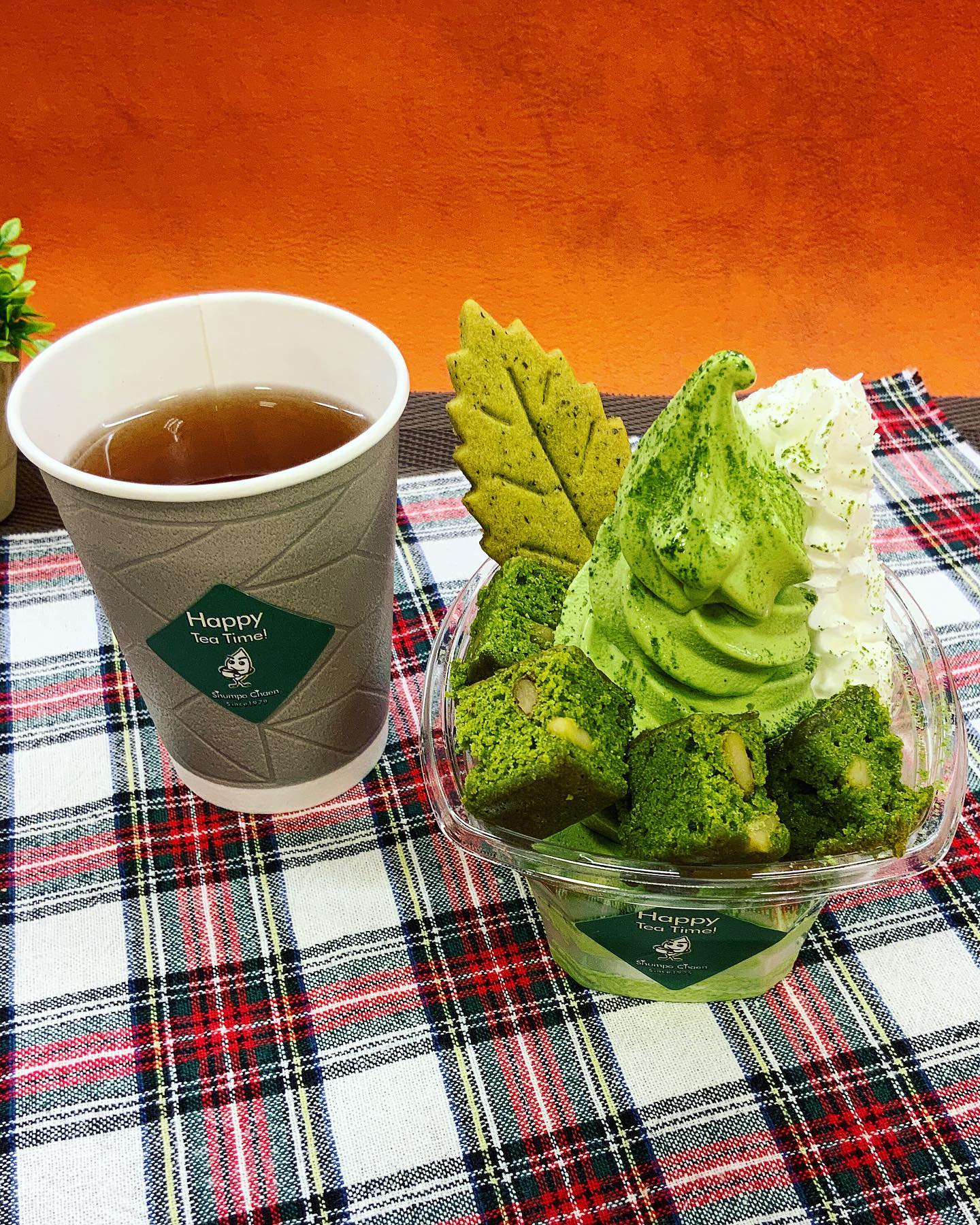 3連休初日です。お天気も良いのでサクラス戸塚も賑やかです午後からはしゅんぽうカフェの賑わいも予想されますこの秋イチオシ『抹茶ブラウニーパフェ』はお試し頂けましたか？しゅんぽうカフェのSNSフォローキャンペーンとして、このパフェご注文でフォロー頂くと『ほうじ茶1カップ』のプレゼントがございます。これは絶対お得️お茶の美味しい季節になってきました。ぜひ、スイーツと一緒にお茶の美味しさもご堪能ください️