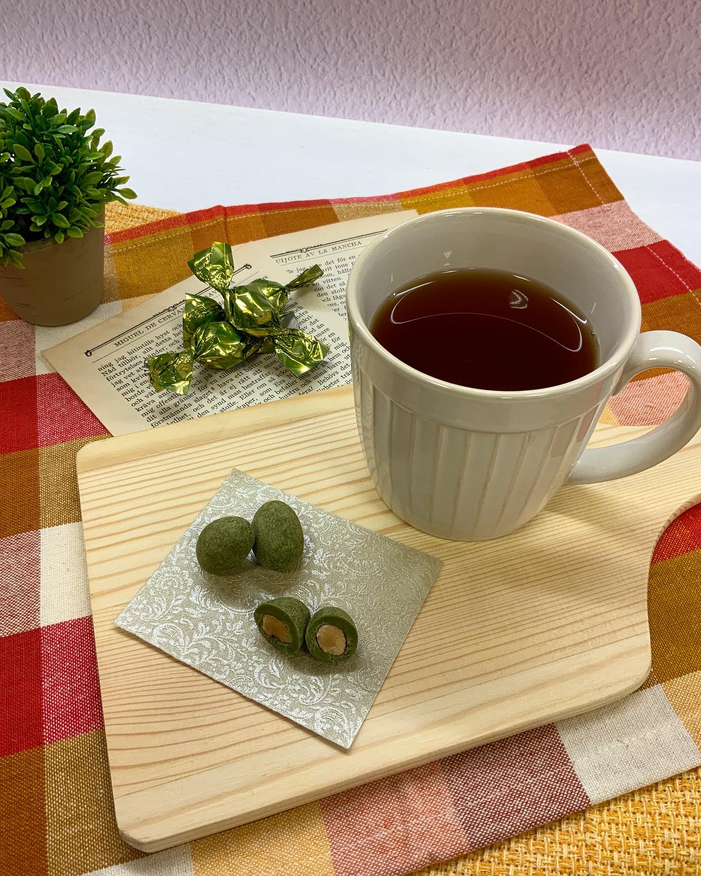 ついつい…どんどん手が伸びてしまう新商品︎『抹茶アーモンドチョコレート』抹茶のチョコレートに大粒のアーモンド入りカリッと一口食べると幸せが広がります食べ始めると一つまた一つと止まらなくなってしまうので要注意です️お茶にも紅茶にも相性抜群です。包みも可愛いので小分けにしてプチギフトにも最適ですよ