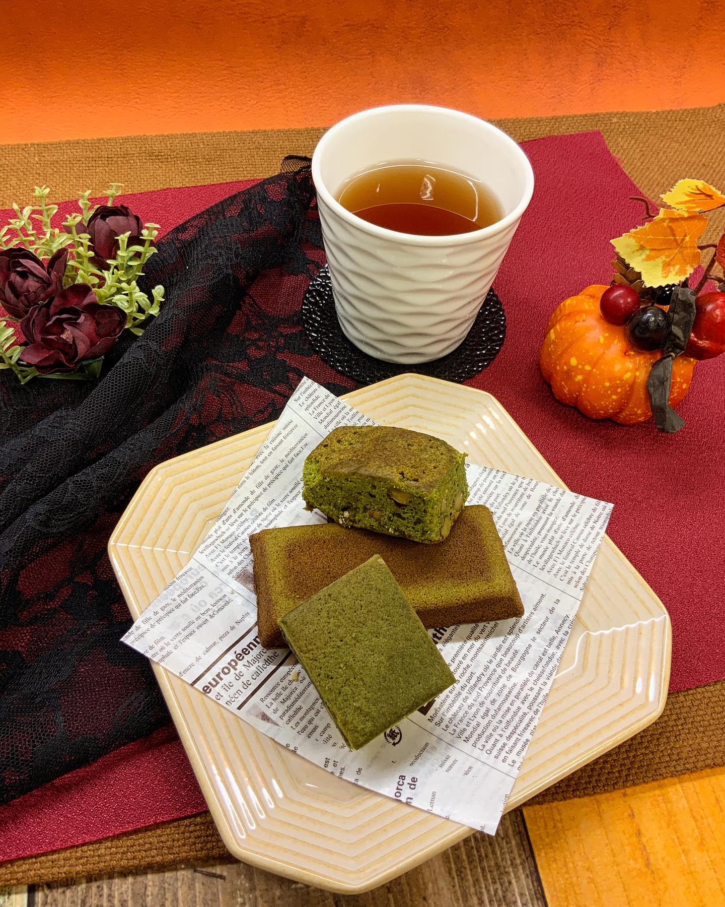 涼しくなってくるとお菓子もより美味しいです少し贅沢に『抹茶 Sweets Box』で秋の夜長を楽しみませんか？ブラウニーやフィナンシェなどの食べ応えのあるお菓子のセットです抹茶づくしのお菓子が3種も︎抹茶好きさんにはぜひ食べて頂きたいセットになっています️
