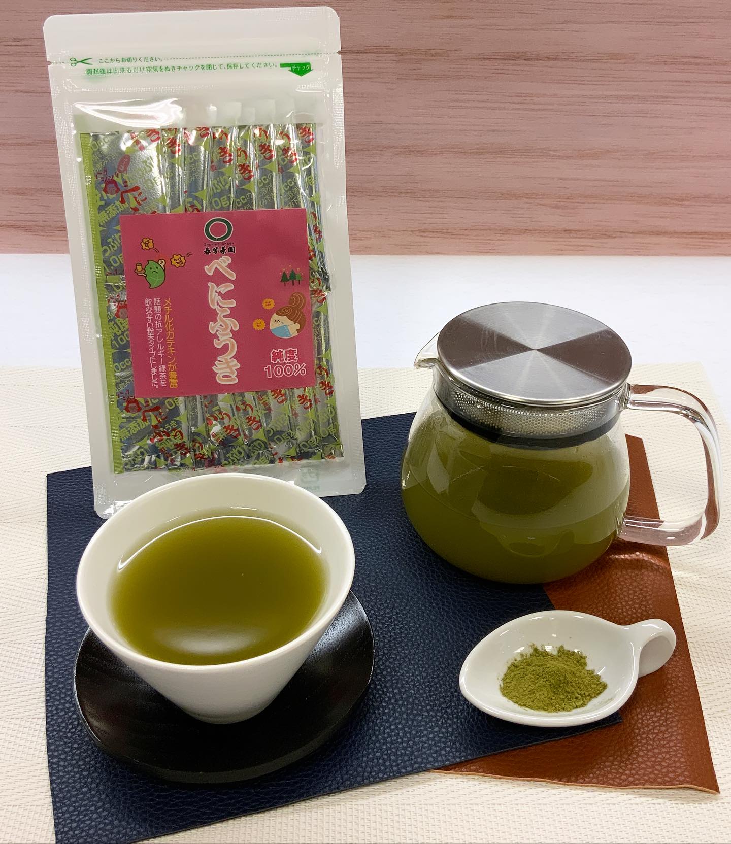 秋にも春同様にアレの存在が…。花粉です…🤧花粉症対策に『べにふうき』ということで、最近お求めの方が増えています。粉末タイプのお茶なので、熱湯に溶かして頂くだけでお飲みいただけます。ポイントは90℃以上の熱い熱湯で溶かすことです️お薬ではなくお茶なので相性もありますが、症状のある時にぜひお試し下さい