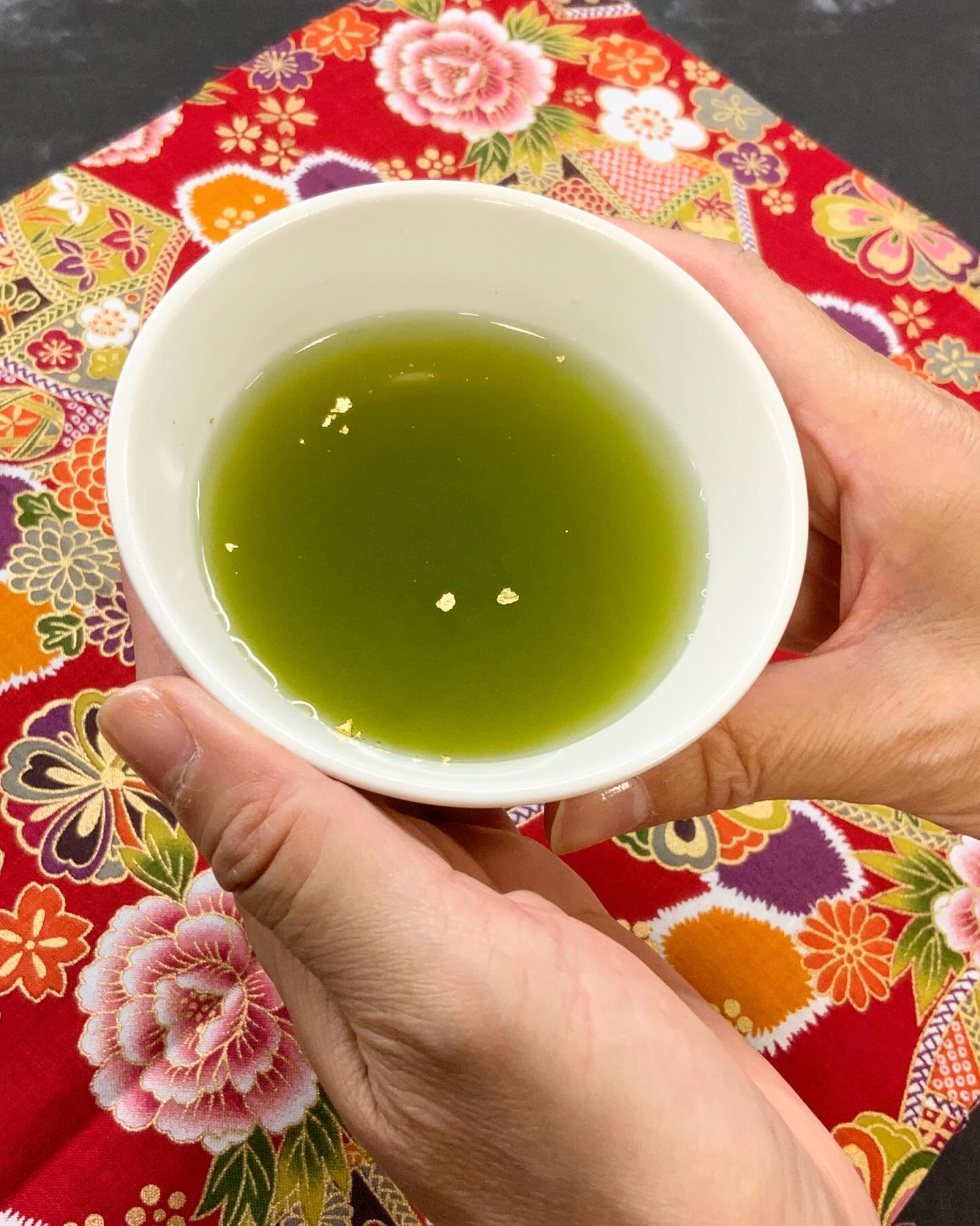 今年も季節限定茶販売開始しております。袋を開けただけでキラキラ光る茶葉が見えてワクワク️そして、急須でお茶を注げば、金箔が綺麗にお茶に浮いて出て来ますおめでたい時にぴったりの華やかなお茶です。年末年始やお祝い事にぜひどうぞ限定商品の為、数に限りはありますのでお早めに。ご予約も受け付けております。