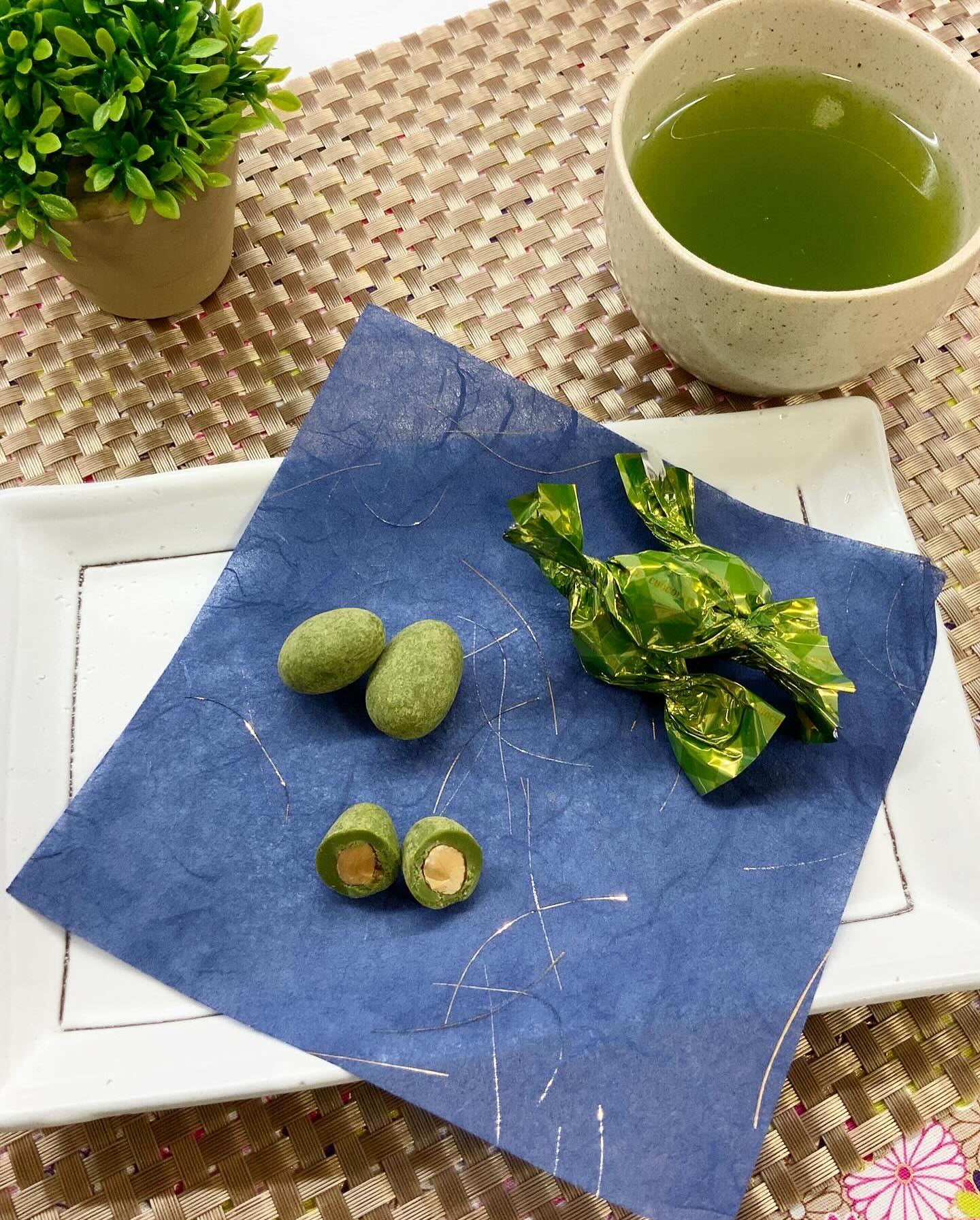 カリッと美味しい抹茶アーモンドチョコリニューアルして、パッケージが変わり内容量も多くなりました！最近では、2個や3個のまとめ買いの方もいらっしゃるほどですひとつずつ可愛く包まれているので、お配り菓子にもオススメです♪抹茶チョコレートは優しい味わいで、アーモンドのカリッと感が美味しさを引き立てます︎